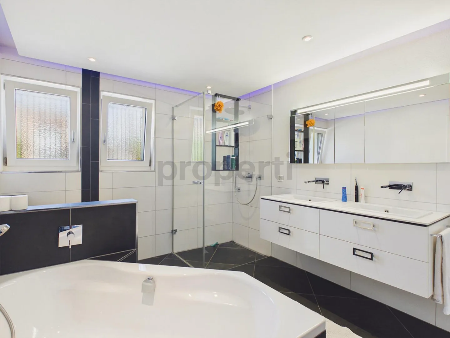 Family-friendly home with plenty of space, garden, and numerous extras - Photo 10 of 15