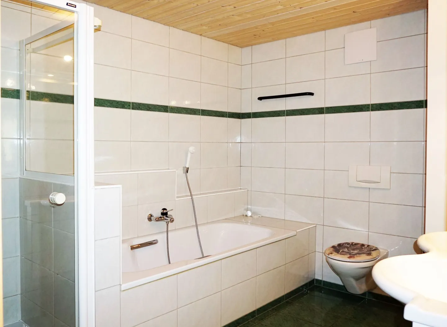 Attractive 2.5 Room Apartment in a Central Location - Photo 4 of 7