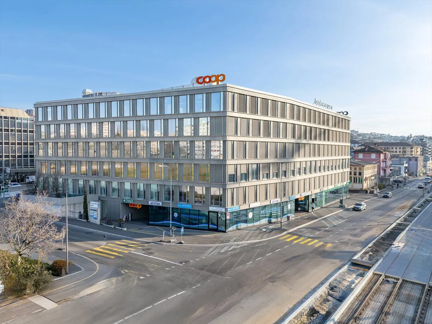 Your offices on the top floor of a connected building in the dynamic neighborhood of - Photo 3 of 10