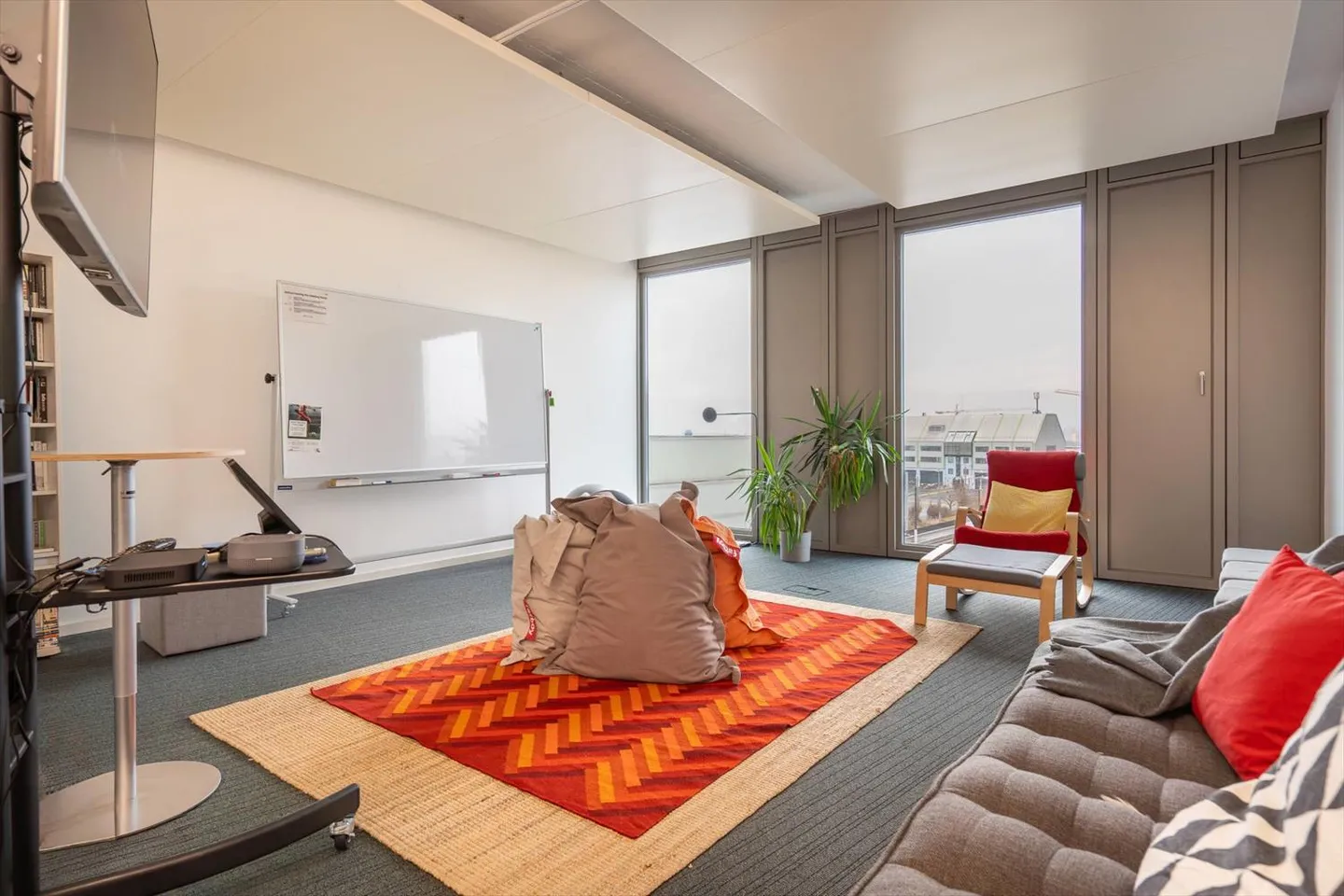 Your offices on the top floor of a connected building in the dynamic neighborhood of - Photo 8 of 10