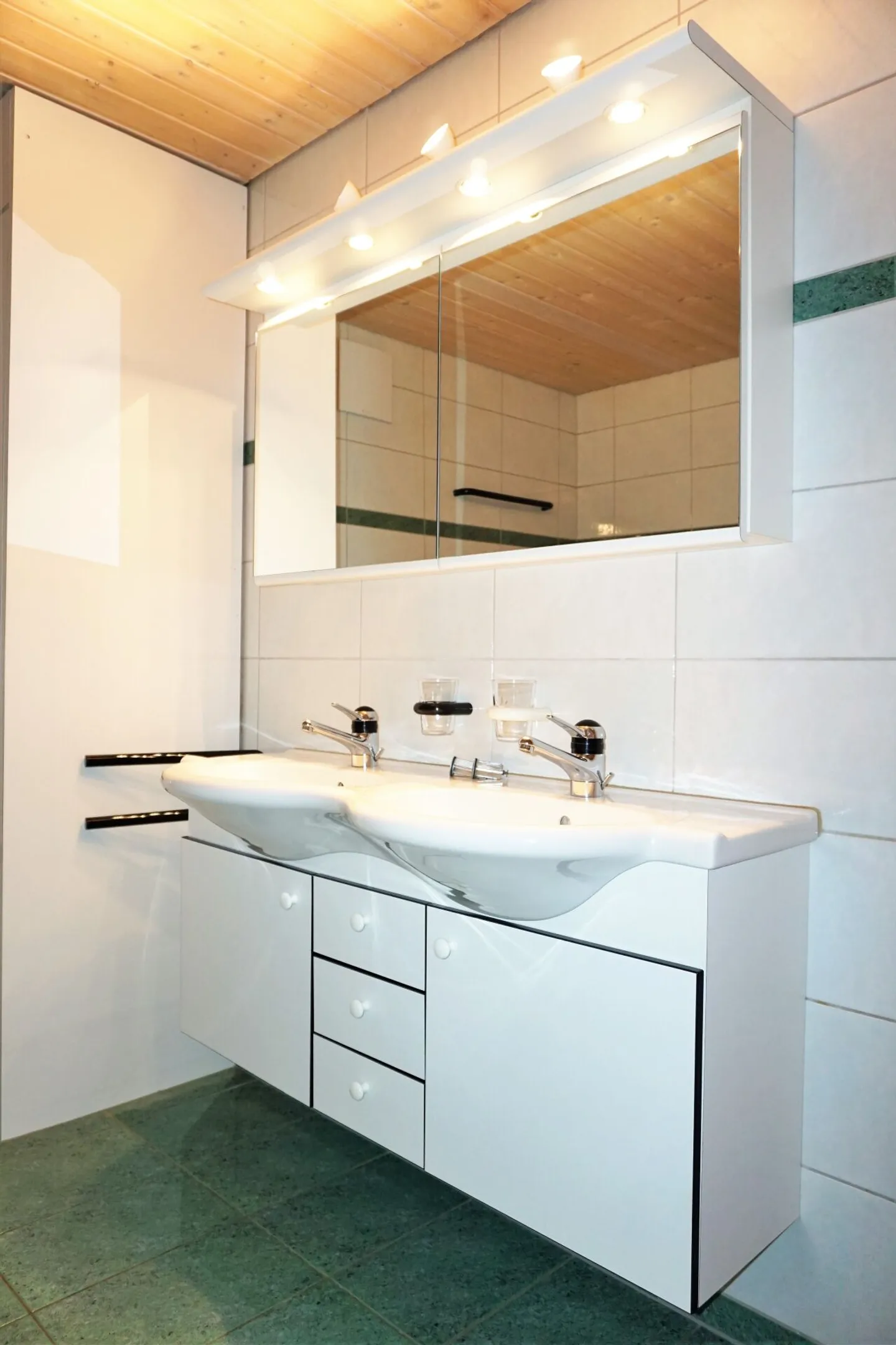 Attractive 2.5 Room Apartment in a Central Location - Photo 5 of 7