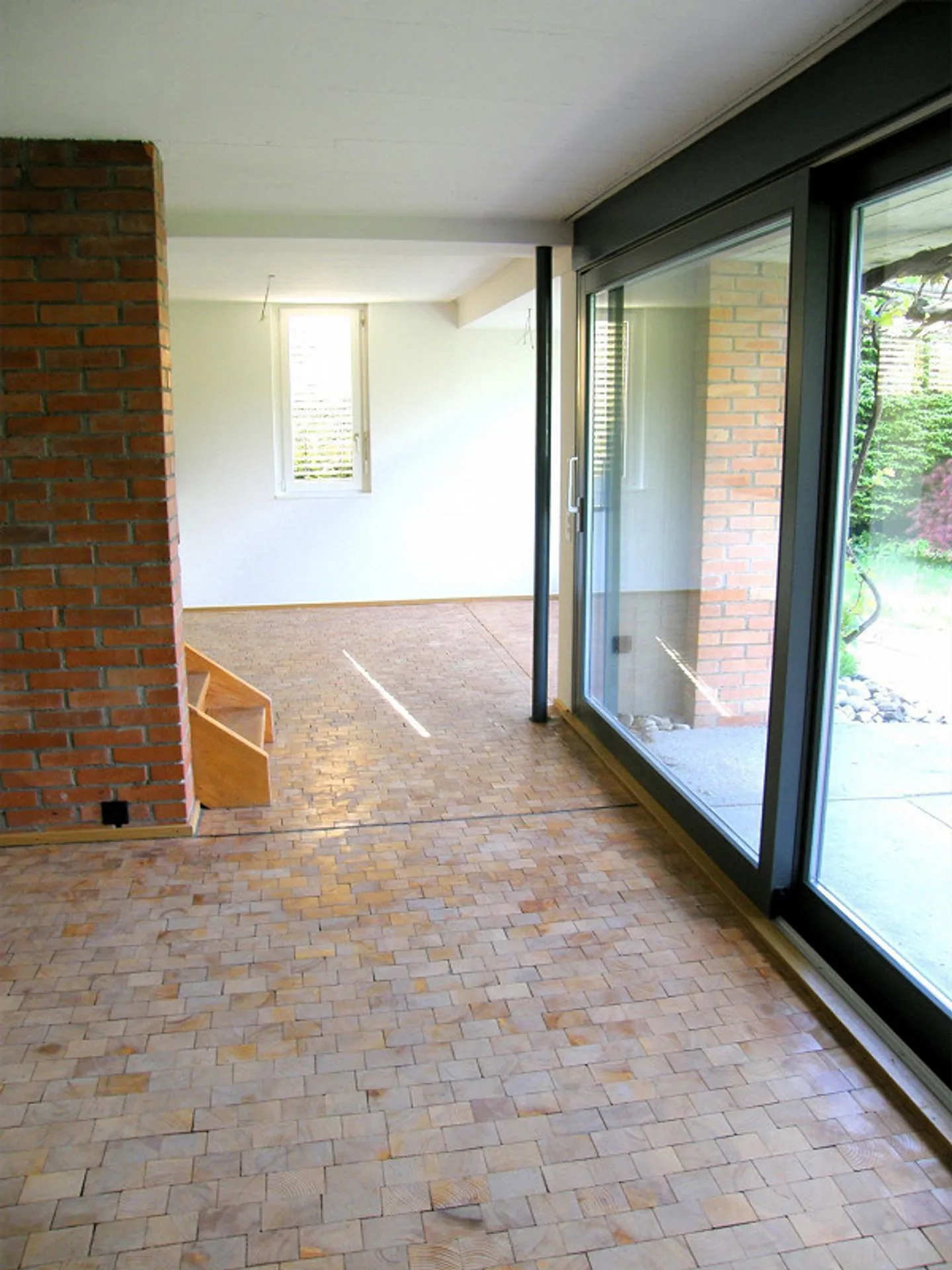 Orienté vers la nature + Calme maison individuelle de 3,5 pièces incluant 2 garages - Photo 4 sur 12