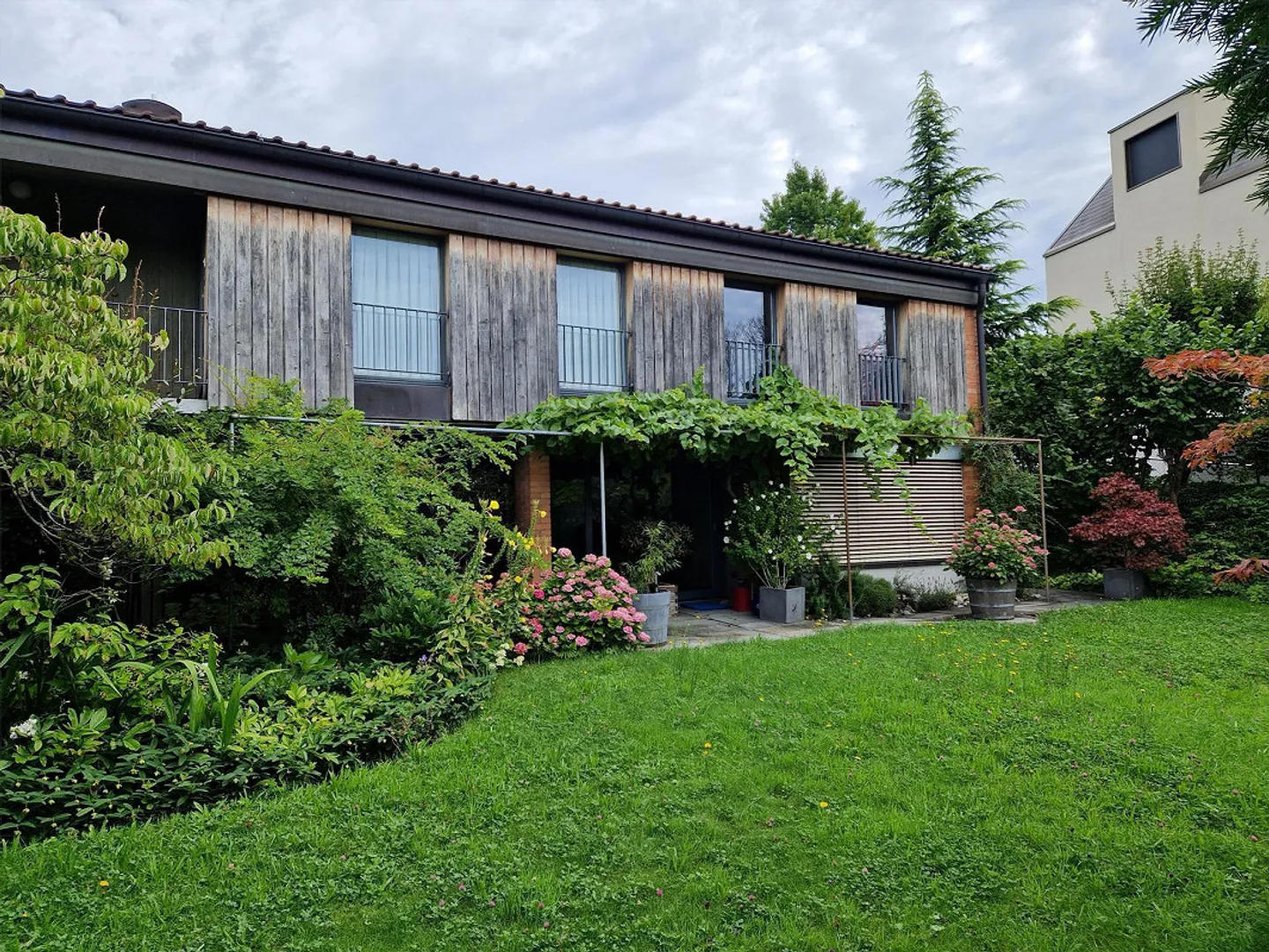 Orienté vers la nature + Calme maison individuelle de 3,5 pièces incluant 2 garages - Photo 5 sur 12