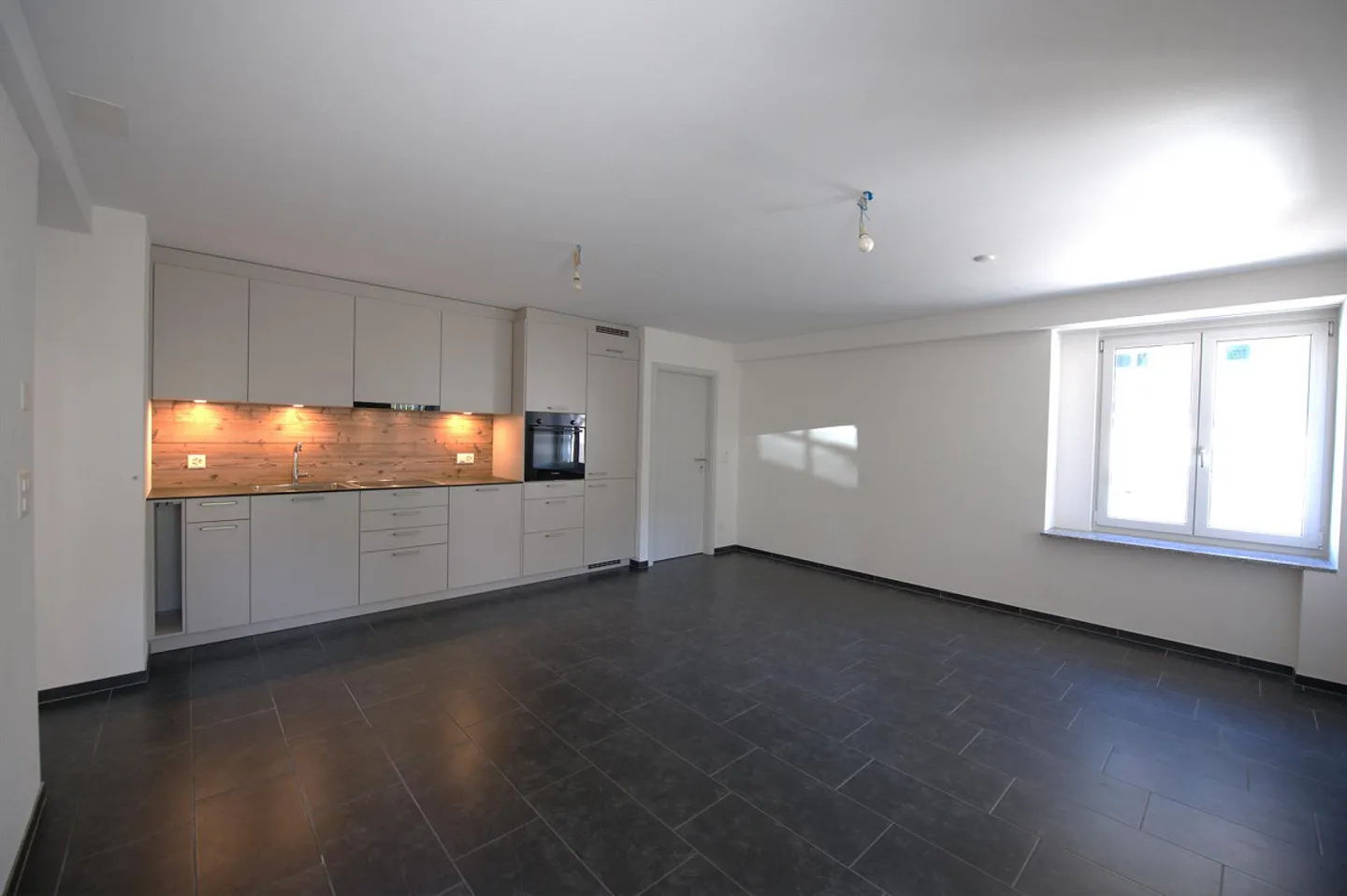 Appartement fraîchement rénové avec charme - Photo 2 sur 14