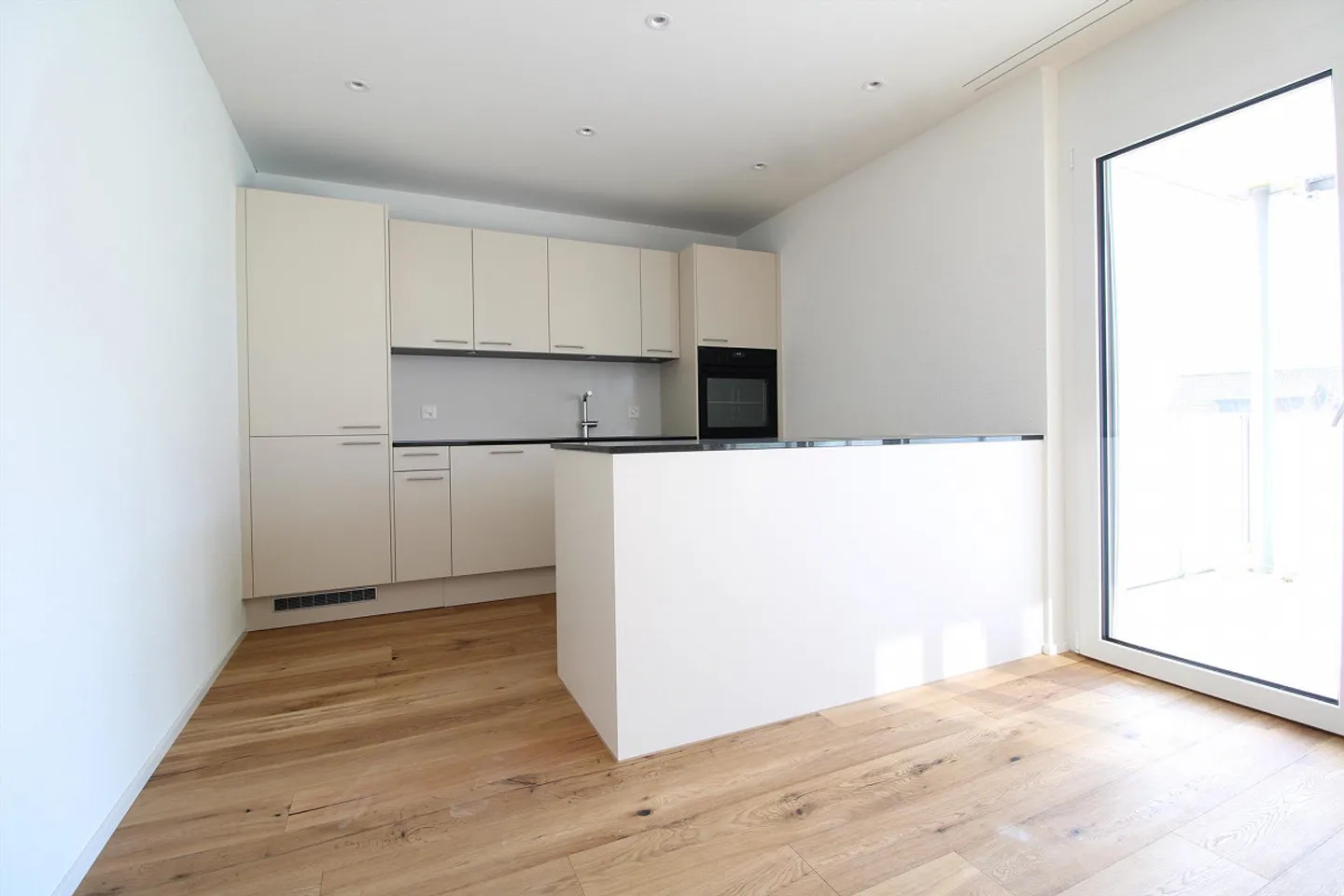 Appartement lumineux et moderne de 2,5 pièces au rez-de-chaussée avec patio - Photo 2 sur 8