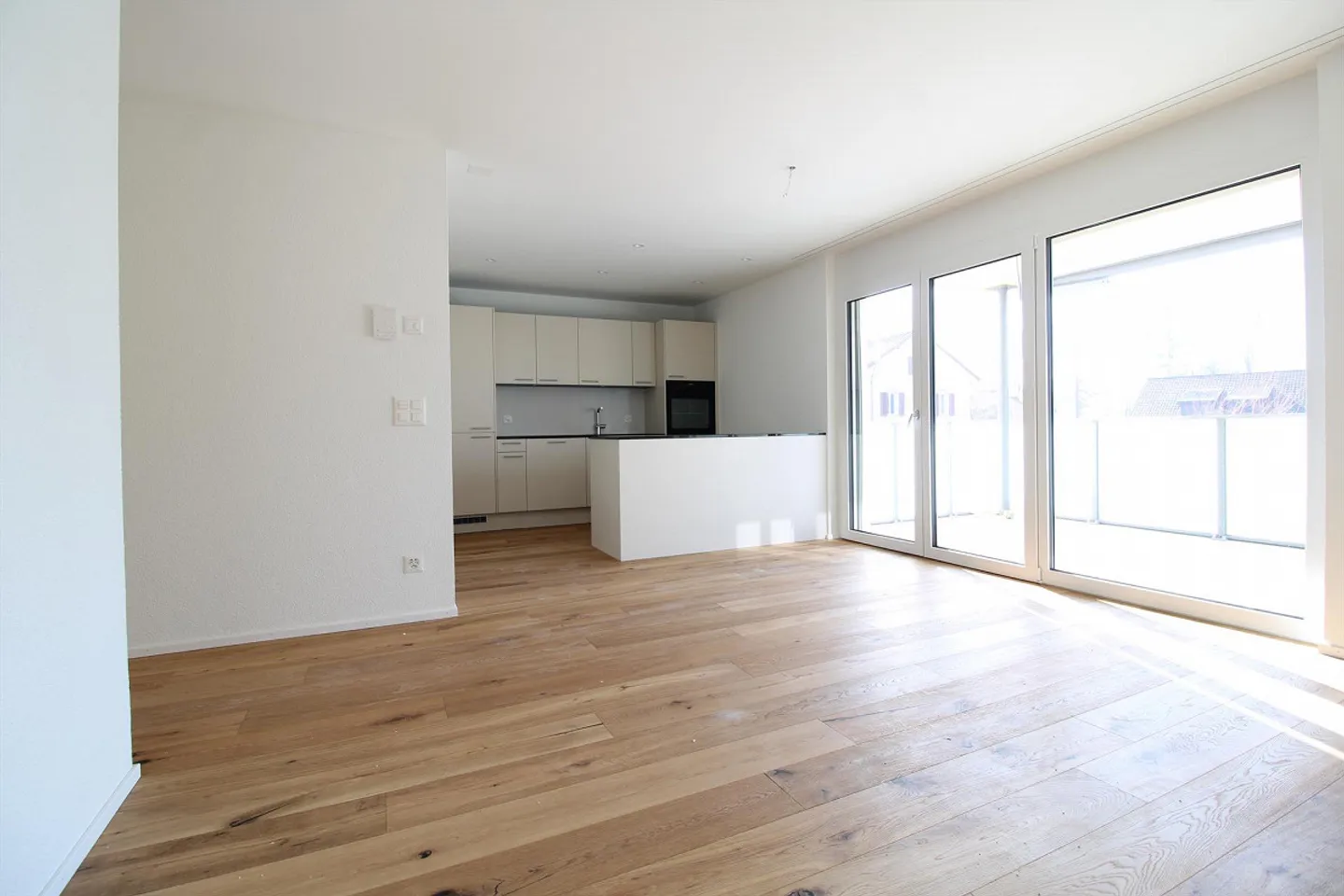 Appartement lumineux et moderne de 2,5 pièces au rez-de-chaussée avec patio - Photo 3 sur 8
