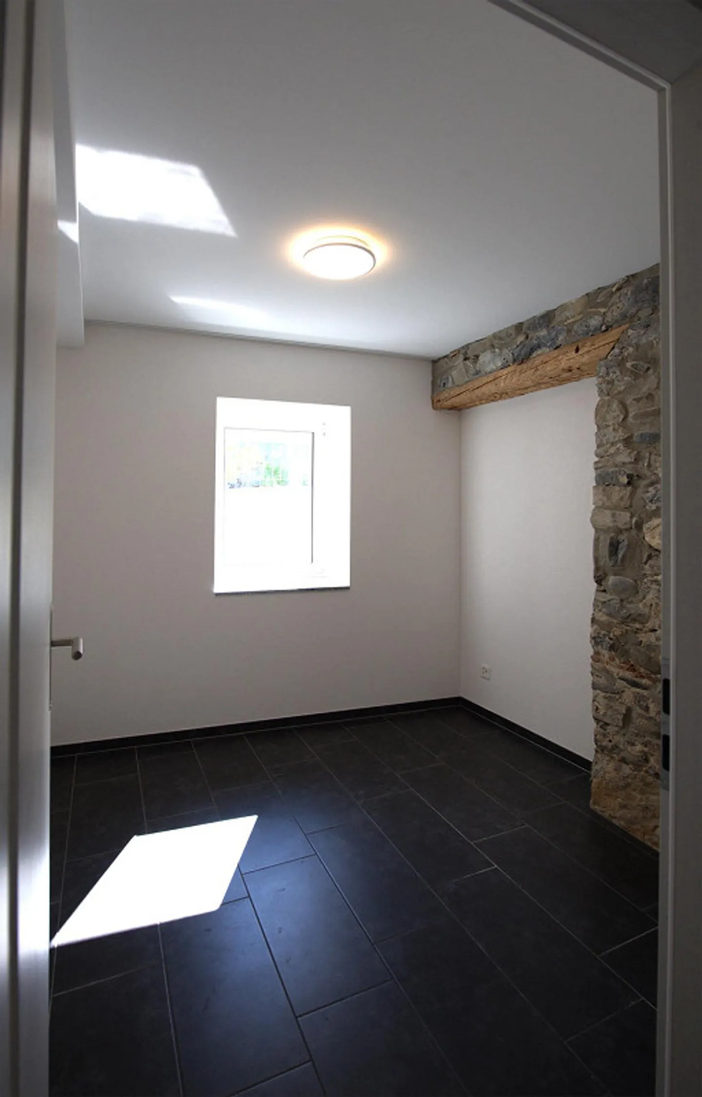 Appartement fraîchement rénové avec charme - Photo 8 sur 14