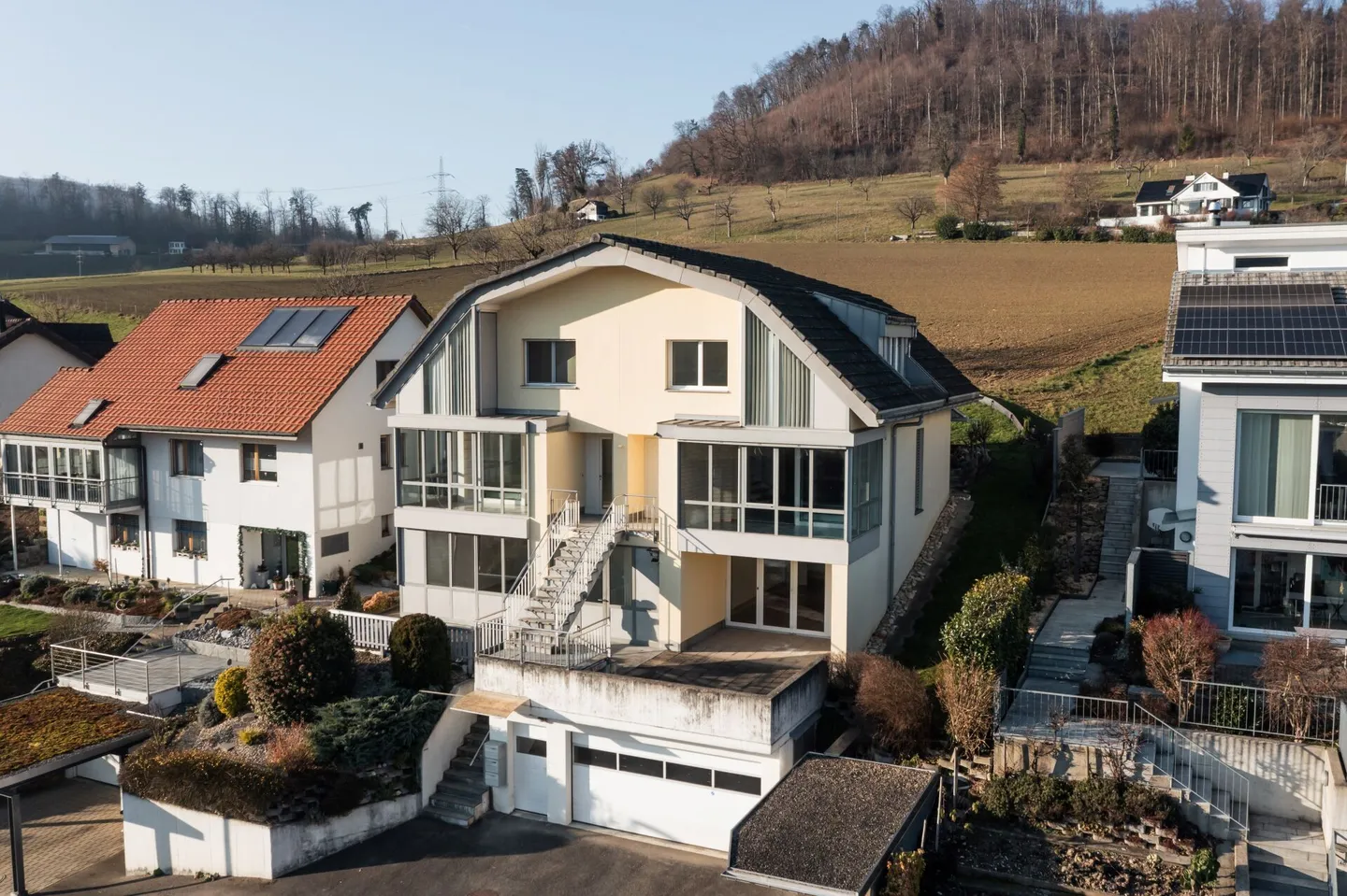 Casa multigenerazionale / due case a schiera con garage e giardino - Foto 1 di 39