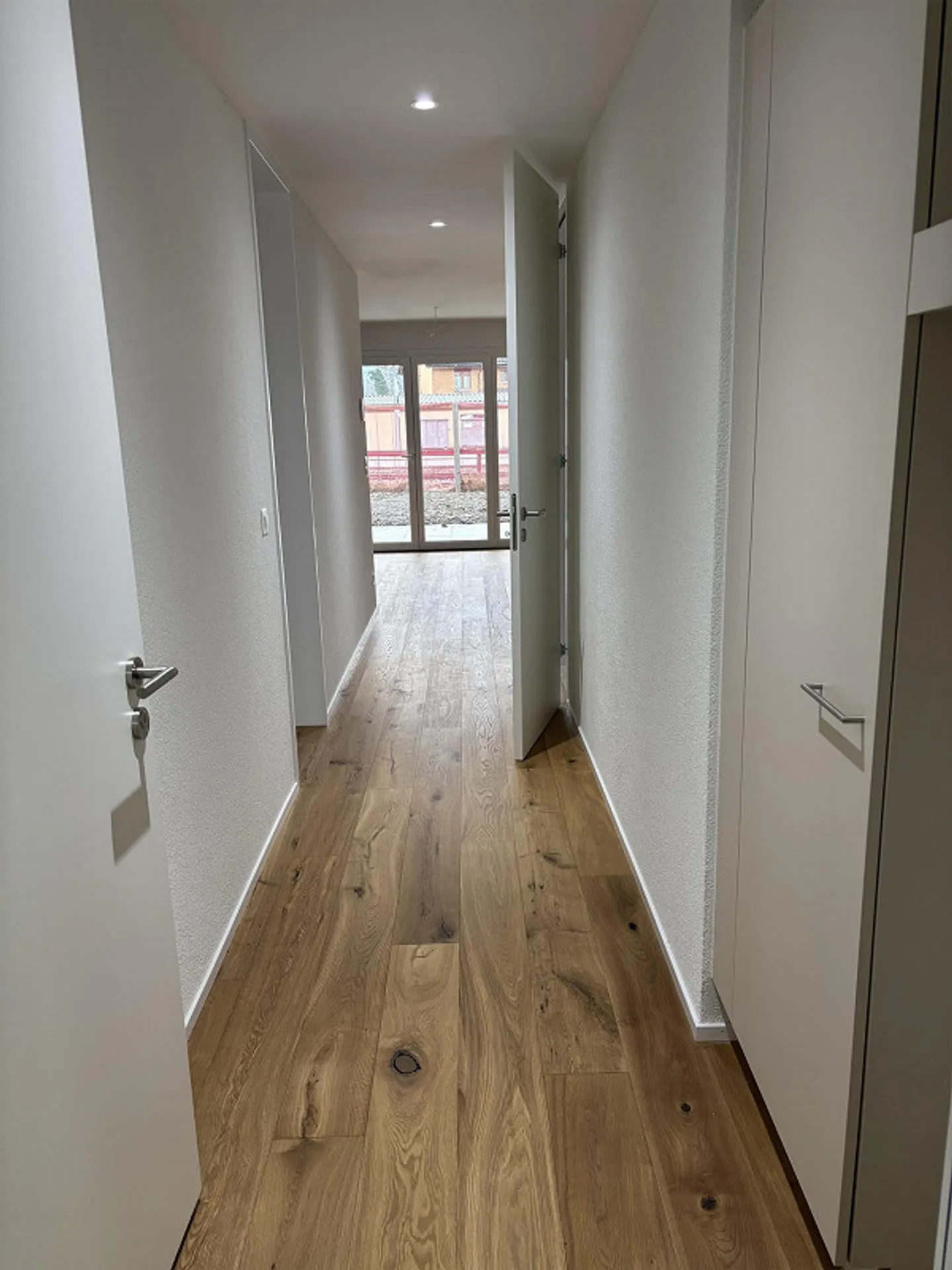 Appartement lumineux et moderne de 2,5 pièces au rez-de-chaussée avec patio - Photo 8 sur 8