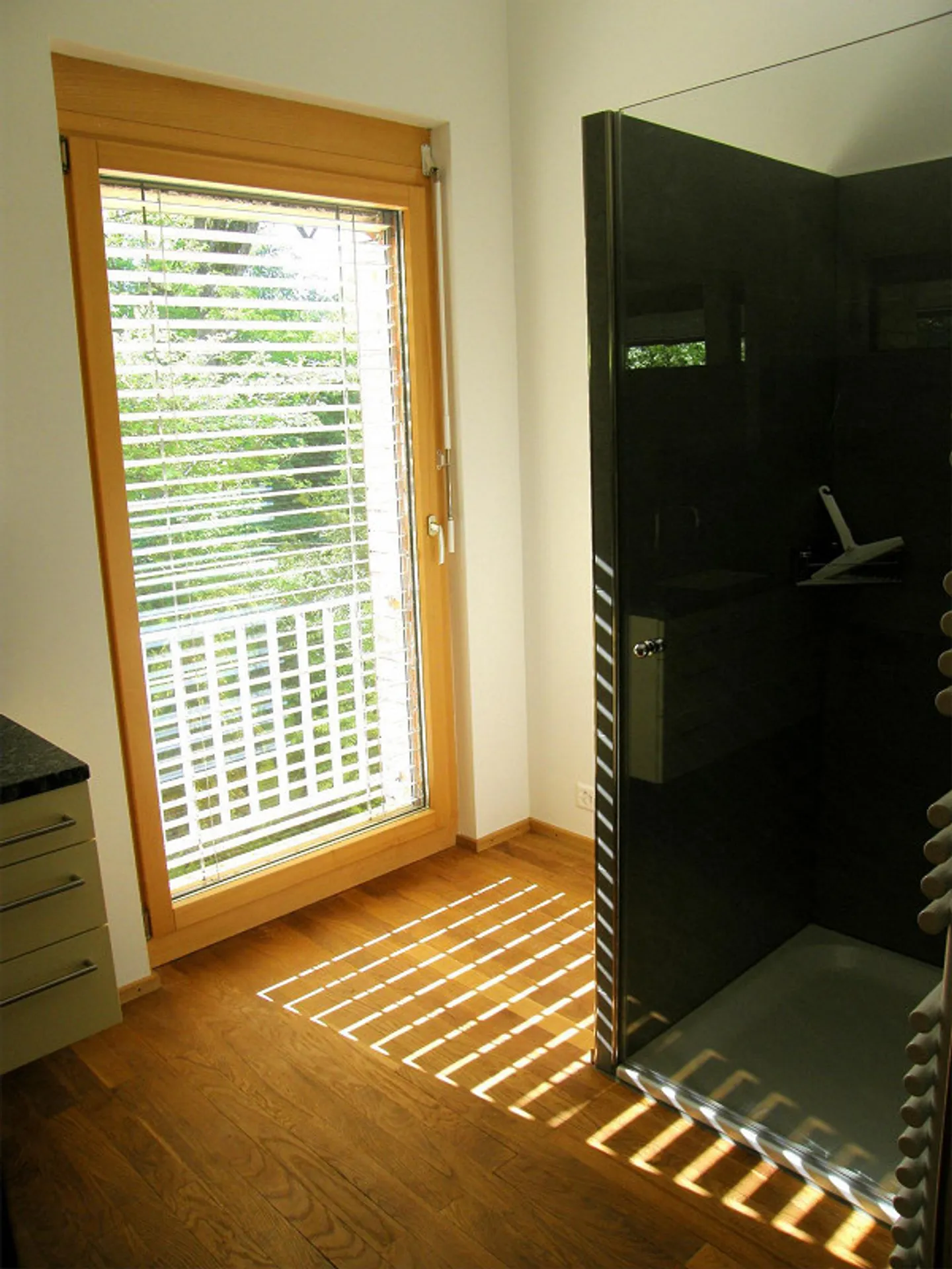 Orienté vers la nature + Calme maison individuelle de 3,5 pièces incluant 2 garages - Photo 8 sur 12