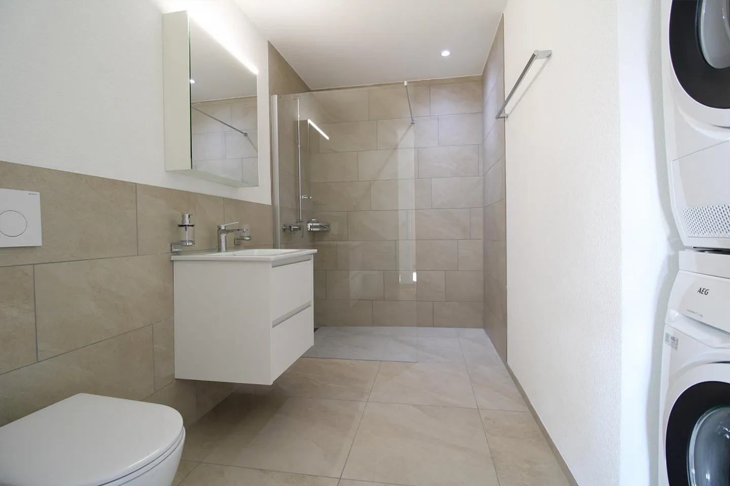 Appartement lumineux et moderne de 2,5 pièces au rez-de-chaussée avec patio - Photo 4 sur 8