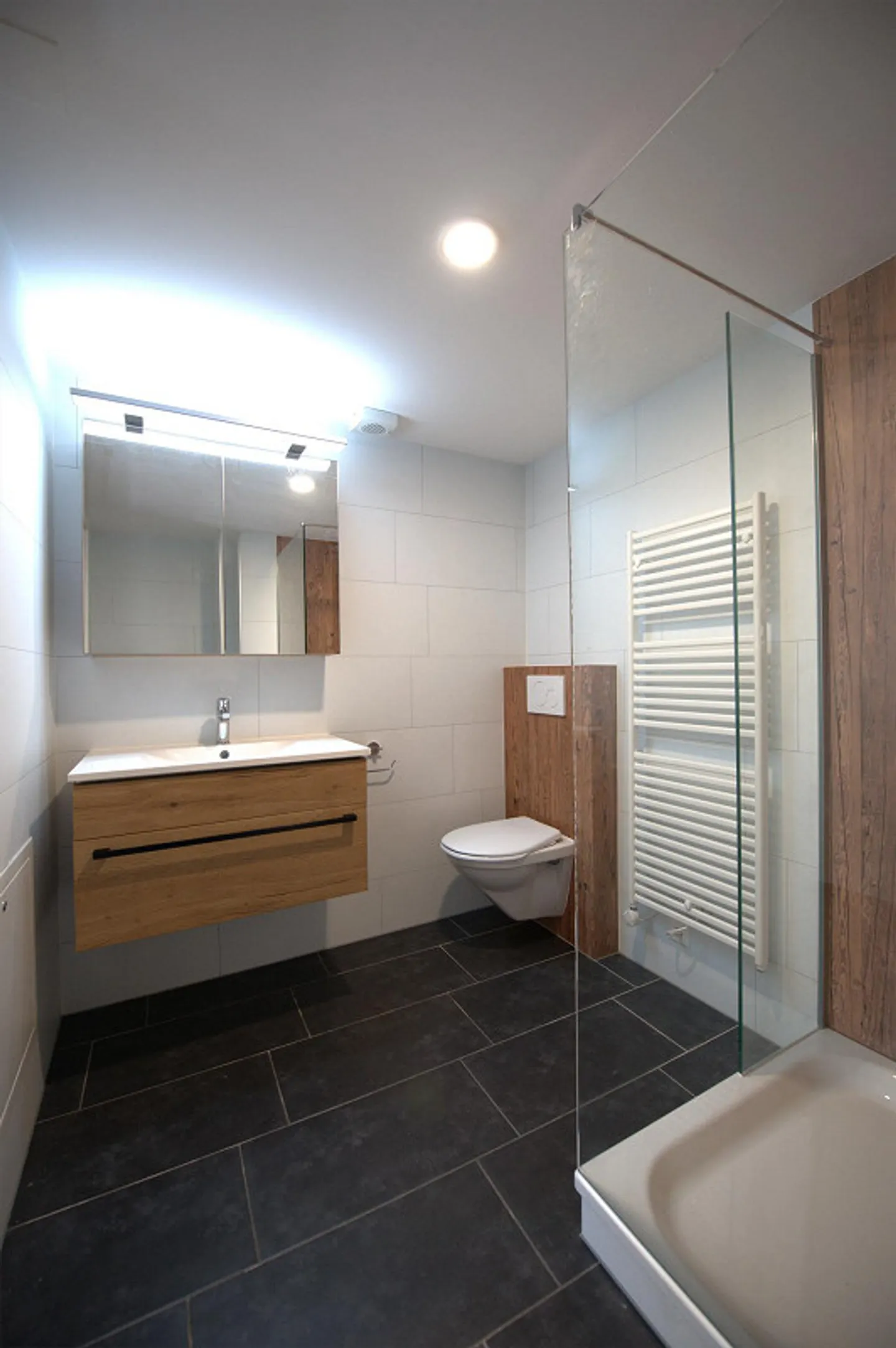 Appartement fraîchement rénové avec charme - Photo 3 sur 14