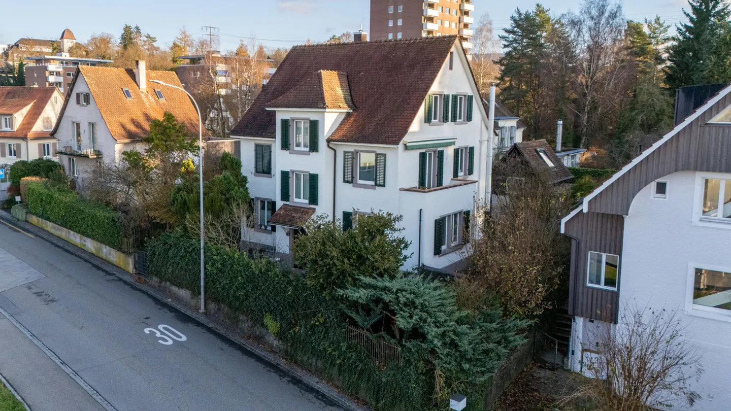 «Freistehendes 6.5-Zimmer-Einfamilienhaus mit Carport und Schwedenofen» - Foto 1 von 27