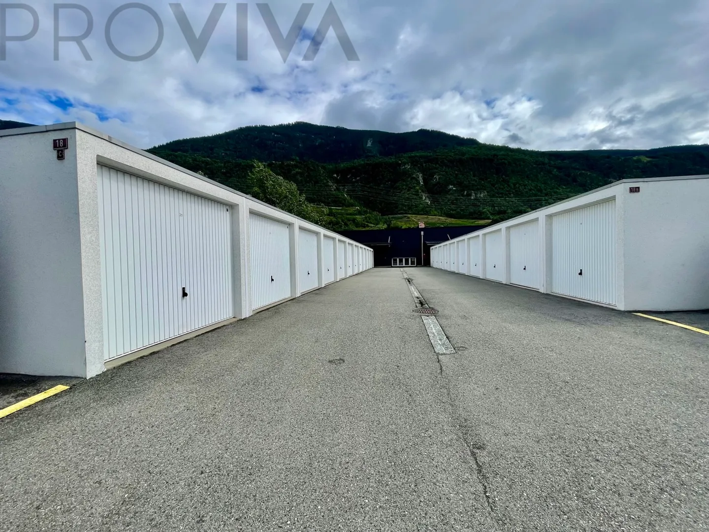 Grande hall industriale modulare con 31 box garage - Foto 2 di 9
