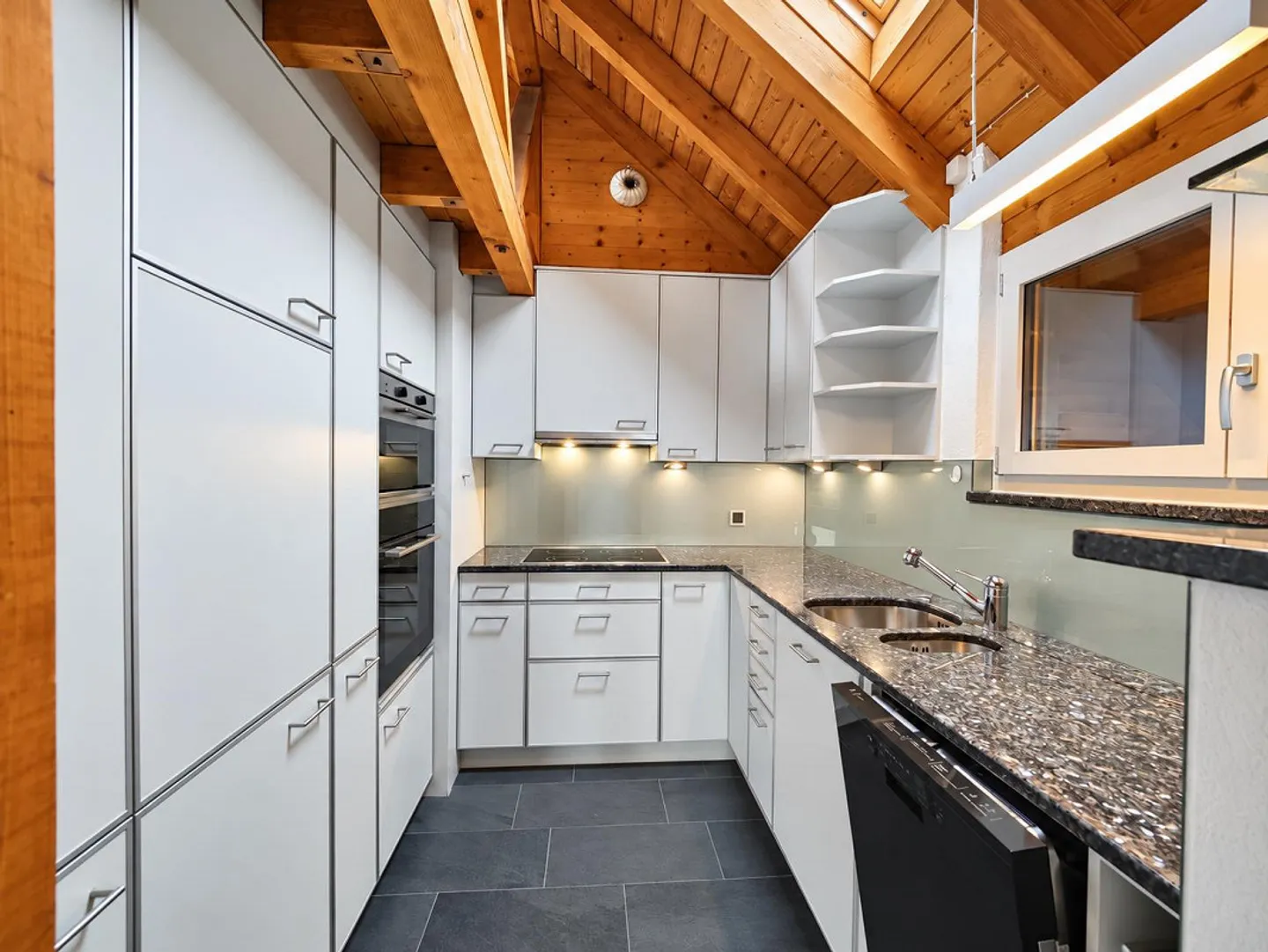 Renovated 4½-room maisonette apartment in a central location - Photo 5 of 17