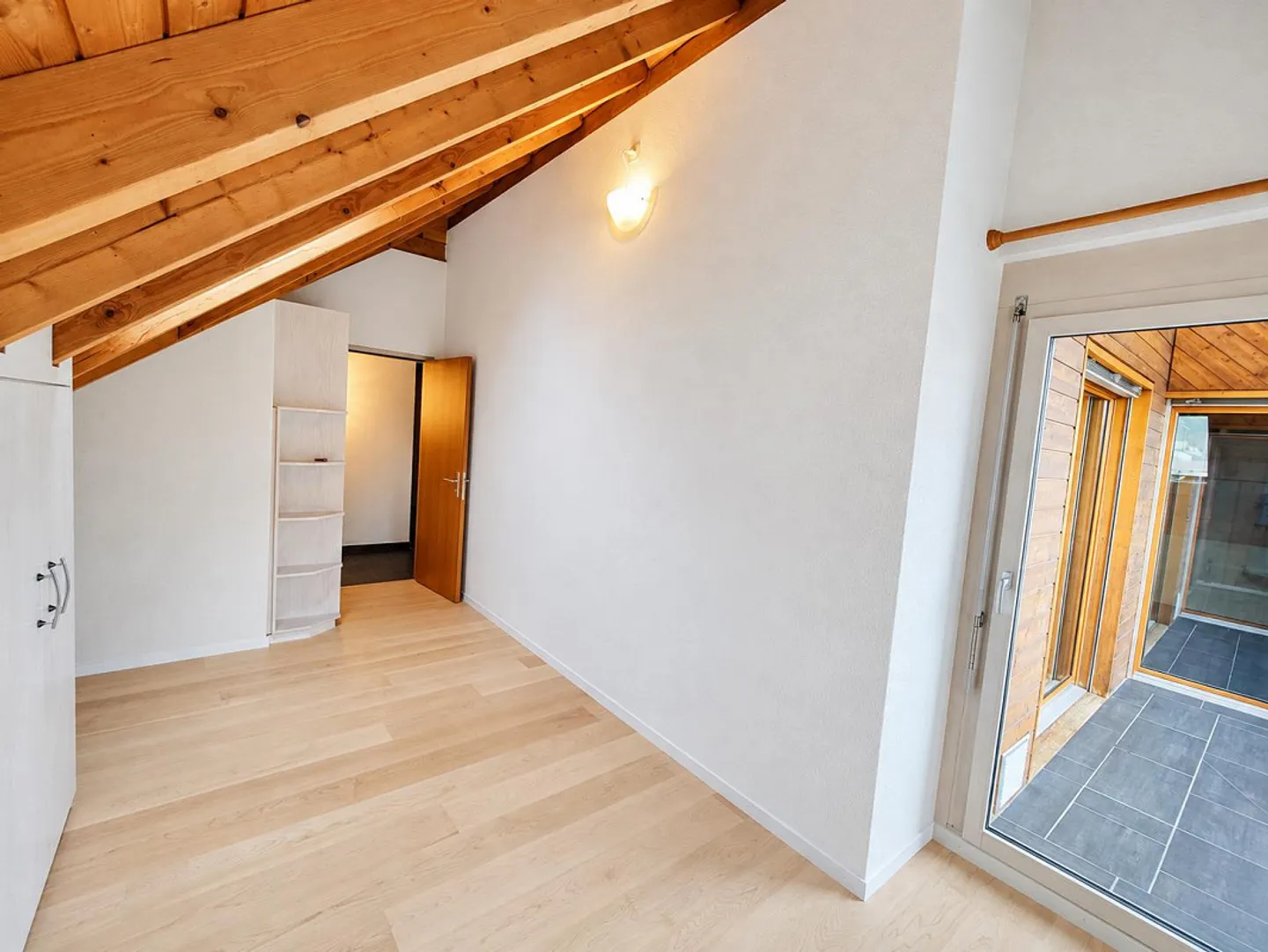 Renovated 4½-room maisonette apartment in a central location - Photo 6 of 17