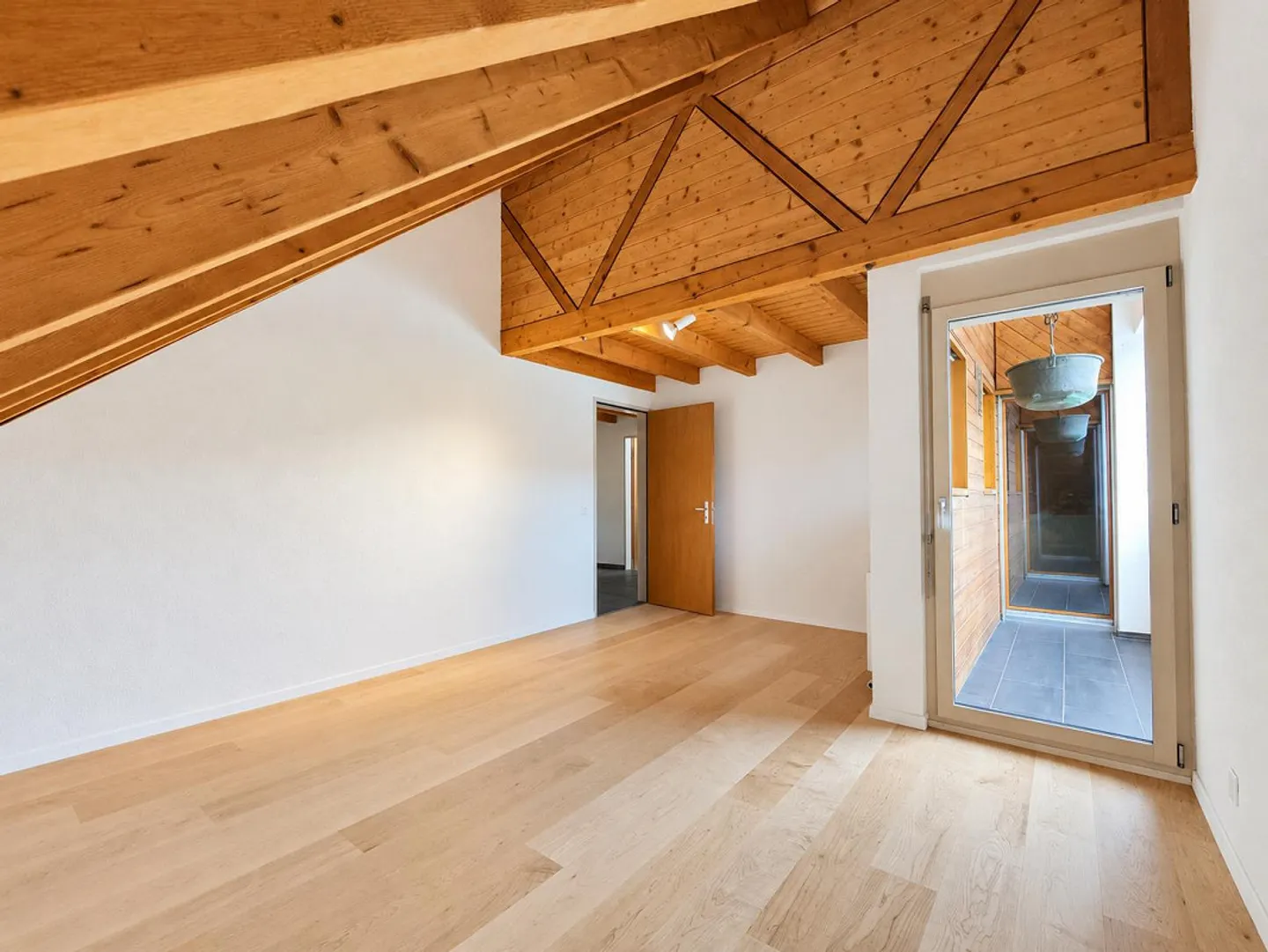 Renovated 4½-room maisonette apartment in a central location - Photo 7 of 17