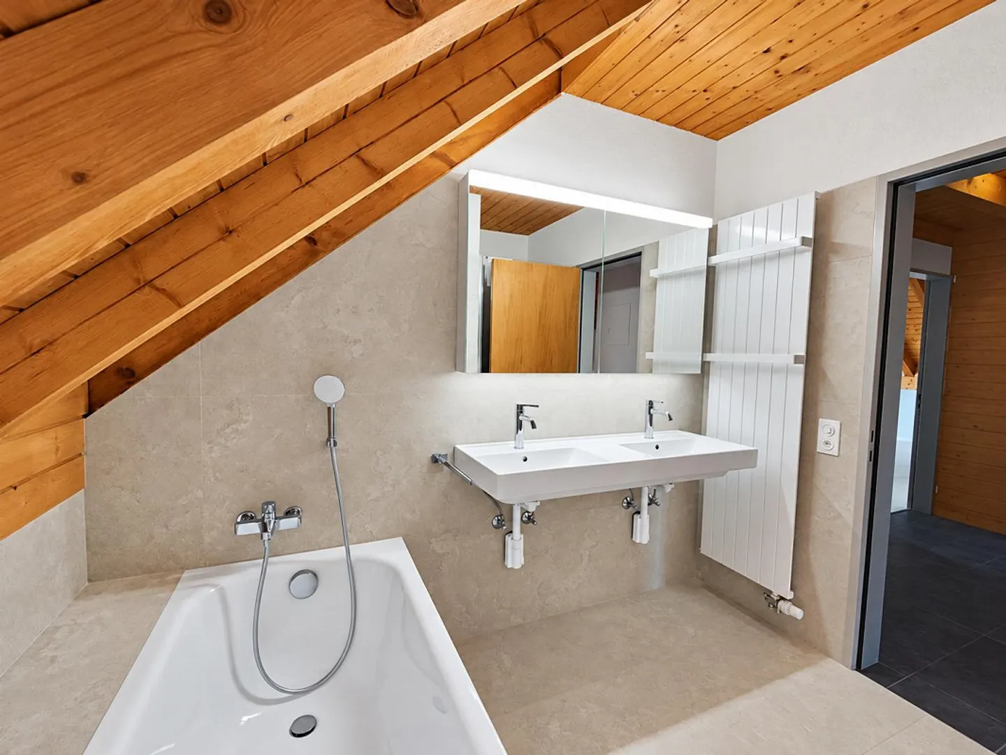 Renovated 4½-room maisonette apartment in a central location - Photo 9 of 17