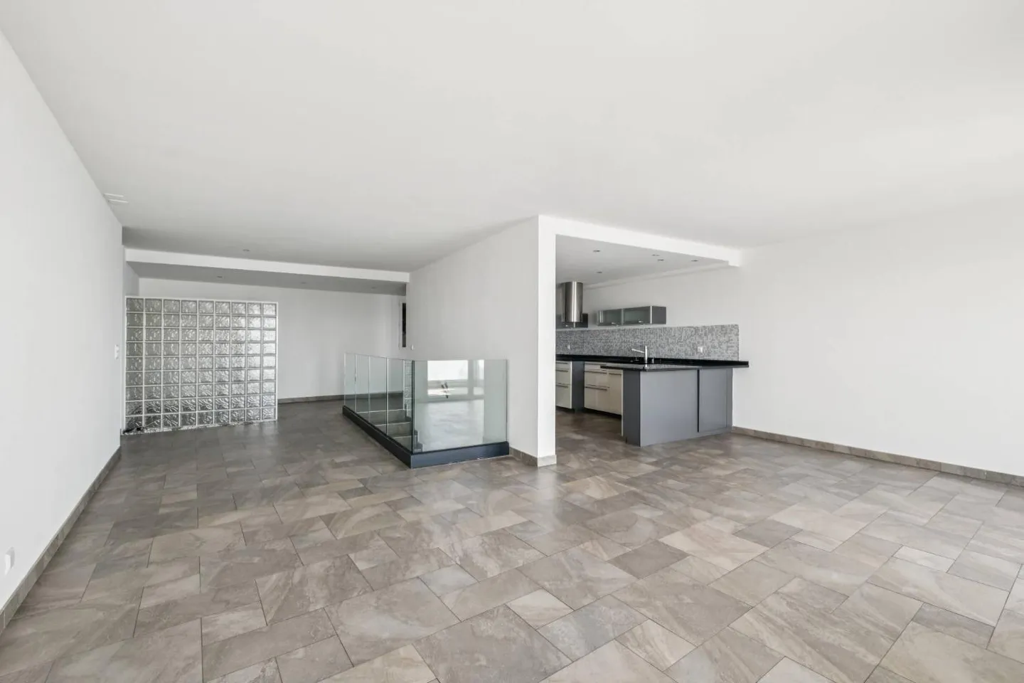 Duplex élégant avec panorama sur le lac Léman - Photo 3 sur 10