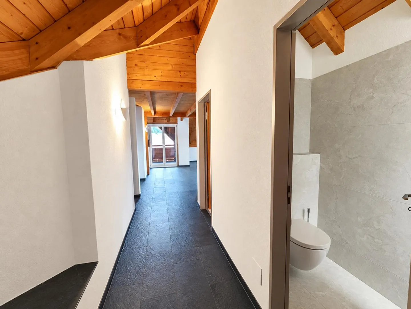 Renovated 4½-room maisonette apartment in a central location - Photo 2 of 17