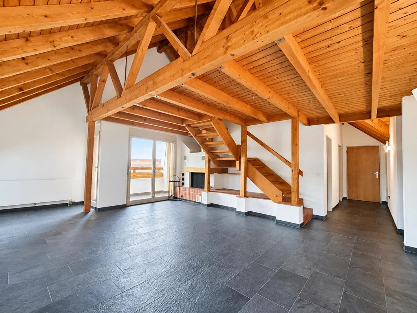 Renovated 4½-room maisonette apartment in a central location - Photo 3 of 17