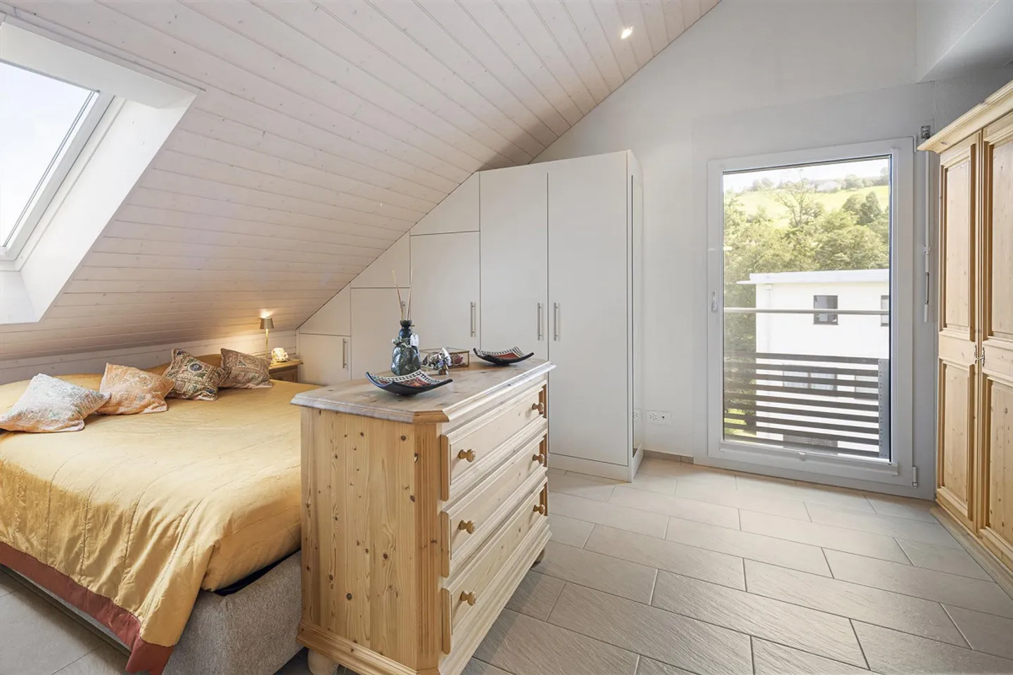 Modern living oasis with panoramic views and sunny terrace - Photo 4 of 11