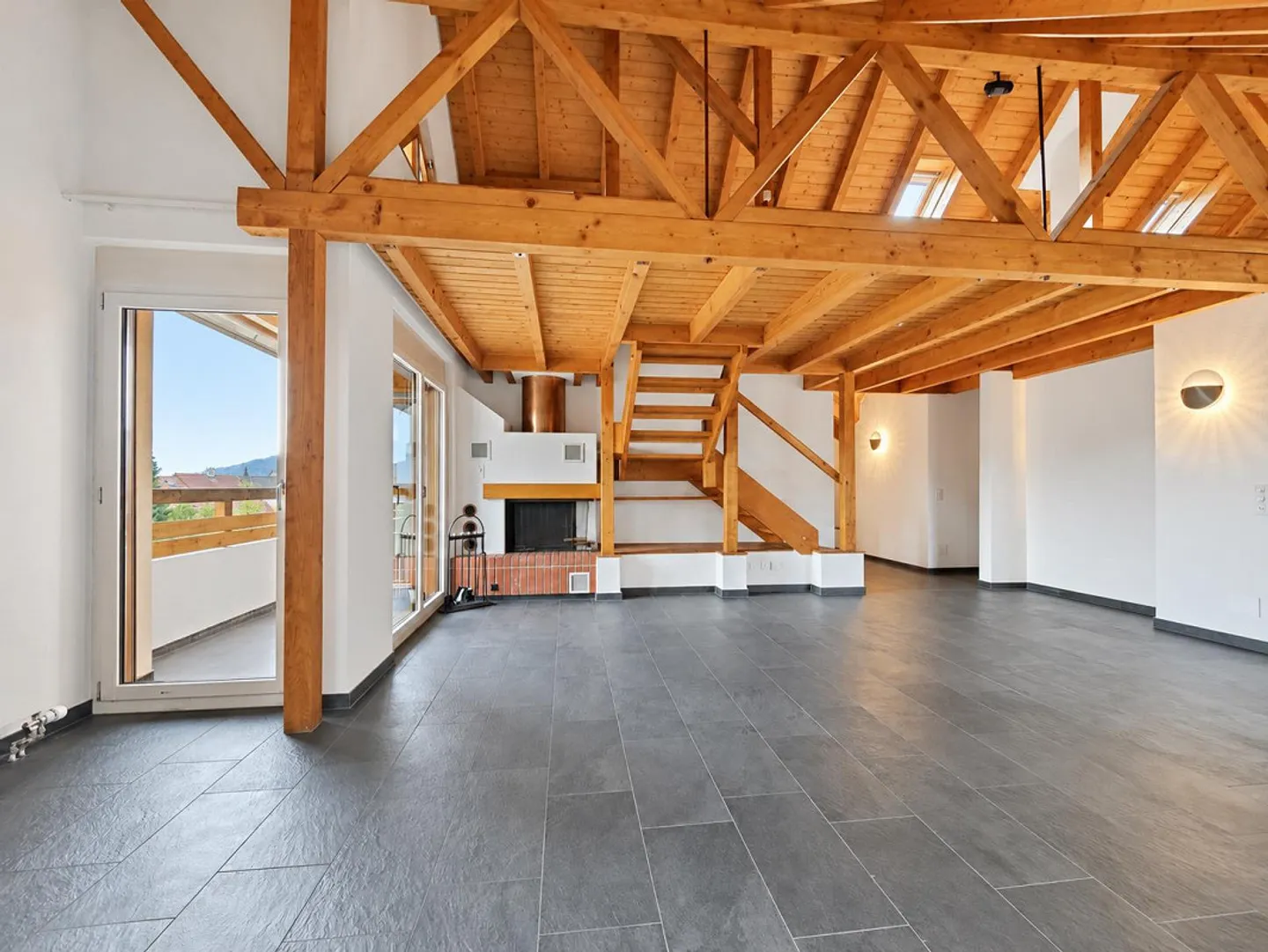 Renovated 4½-room maisonette apartment in a central location - Photo 4 of 17