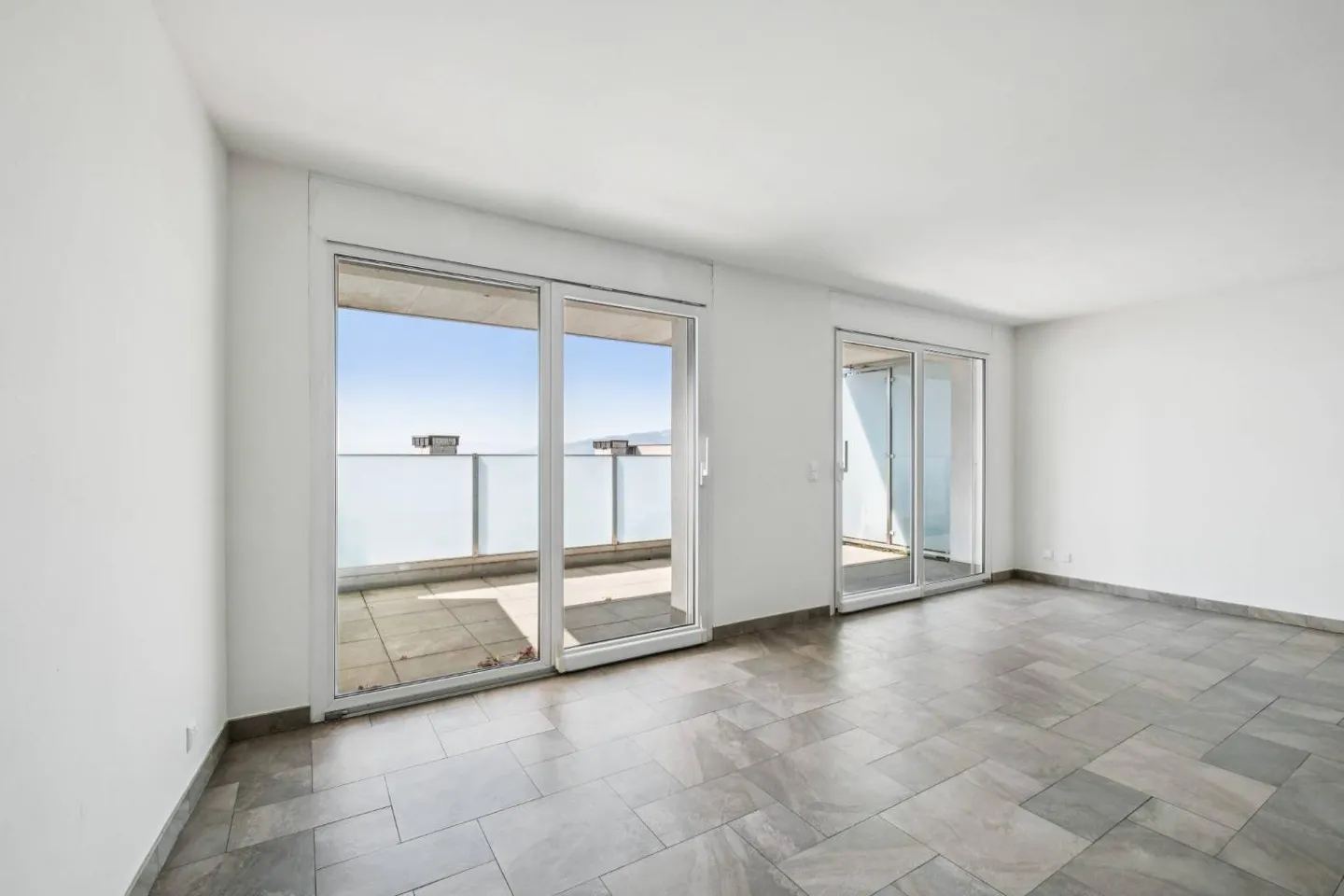 Duplex élégant avec panorama sur le lac Léman - Photo 5 sur 10