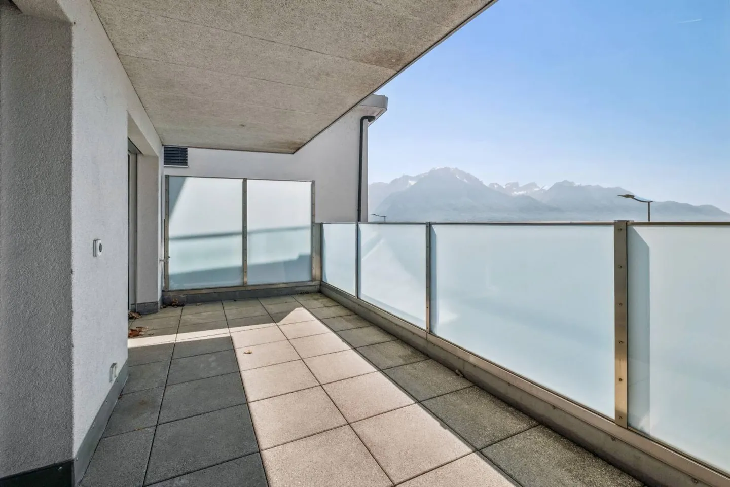 Duplex élégant avec panorama sur le lac Léman - Photo 9 sur 10