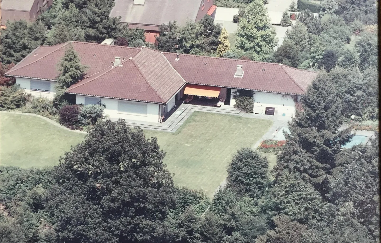 9-Zimmer-Einfamilienhaus mit grossem Umschwung - Foto 2 von 16