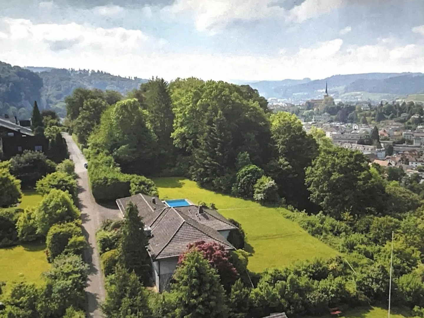 9-Zimmer-Einfamilienhaus mit grossem Umschwung - Foto 3 von 16