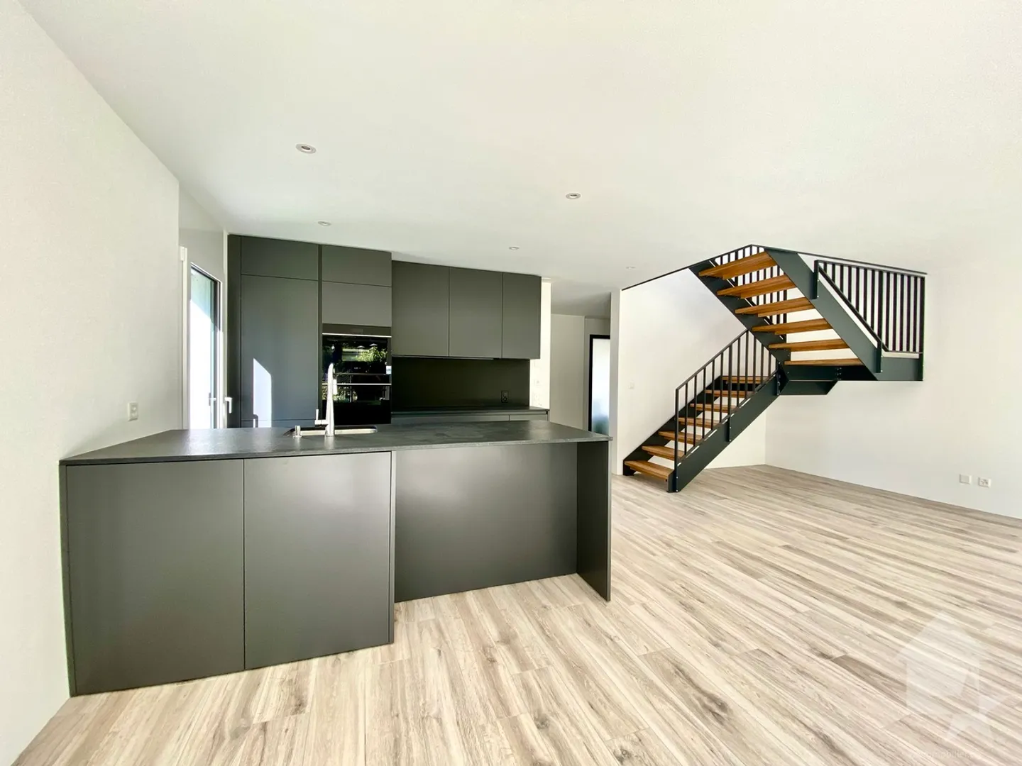 Magnifica villa nuova 5.5 locali, giardino, grande garage e parcheggio! - Foto 8 di 13