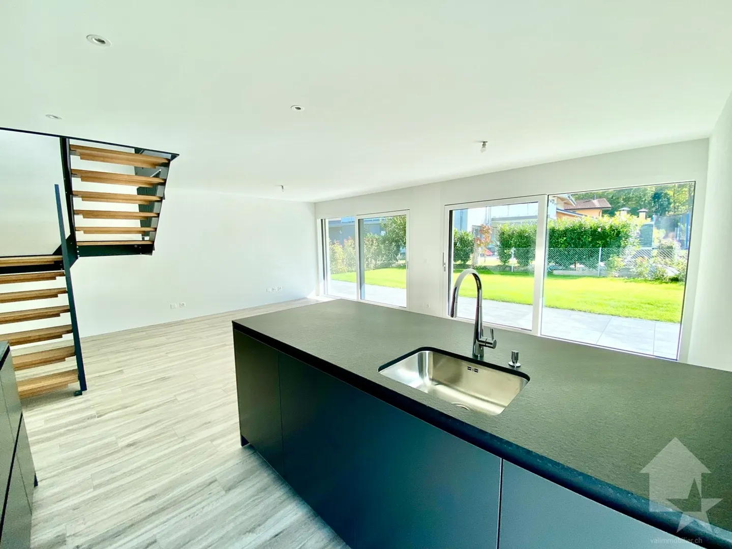 Magnifica villa nuova 5.5 locali, giardino, grande garage e parcheggio! - Foto 9 di 13