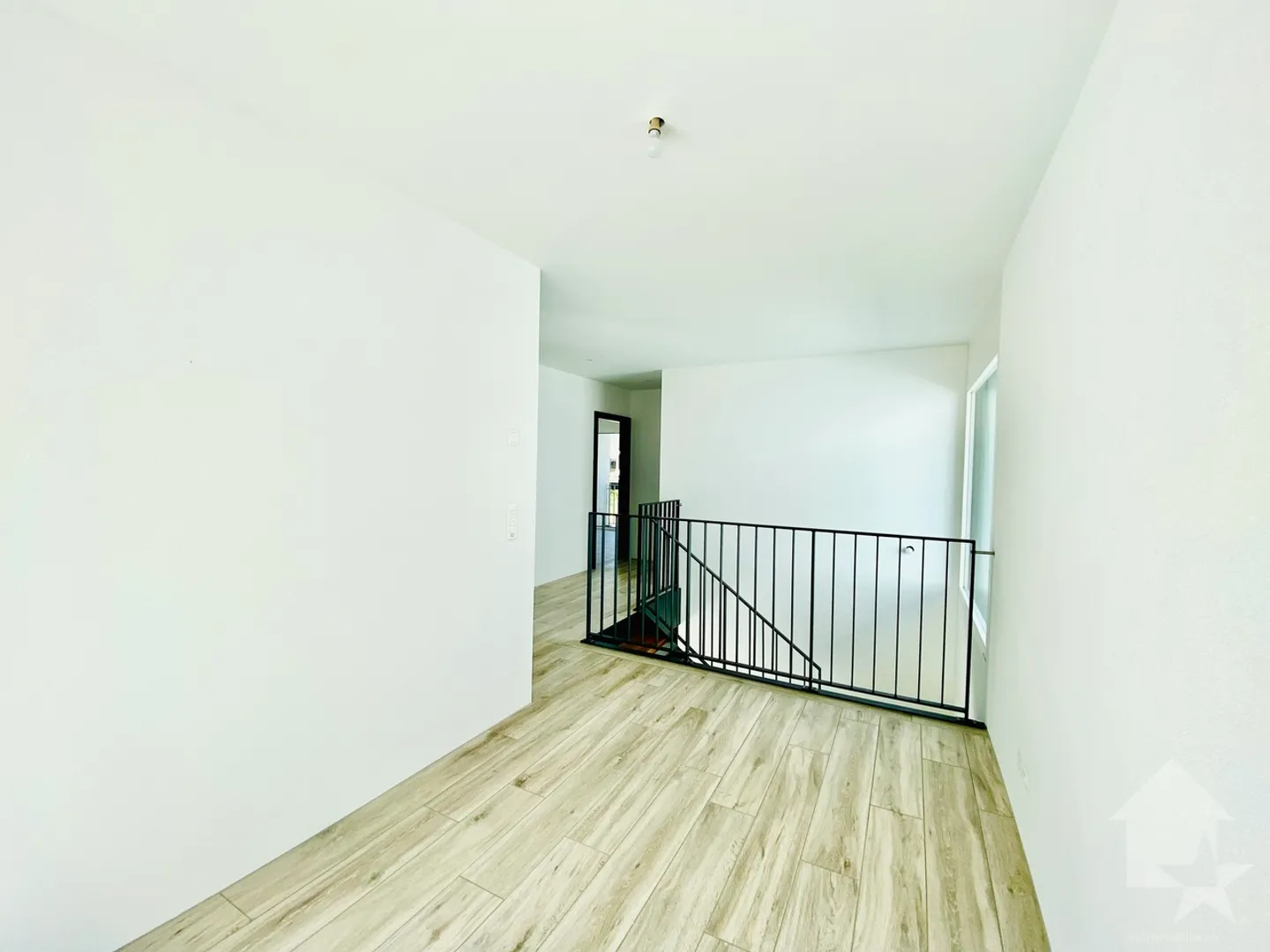 Magnifica villa nuova 5.5 locali, giardino, grande garage e parcheggio! - Foto 10 di 13