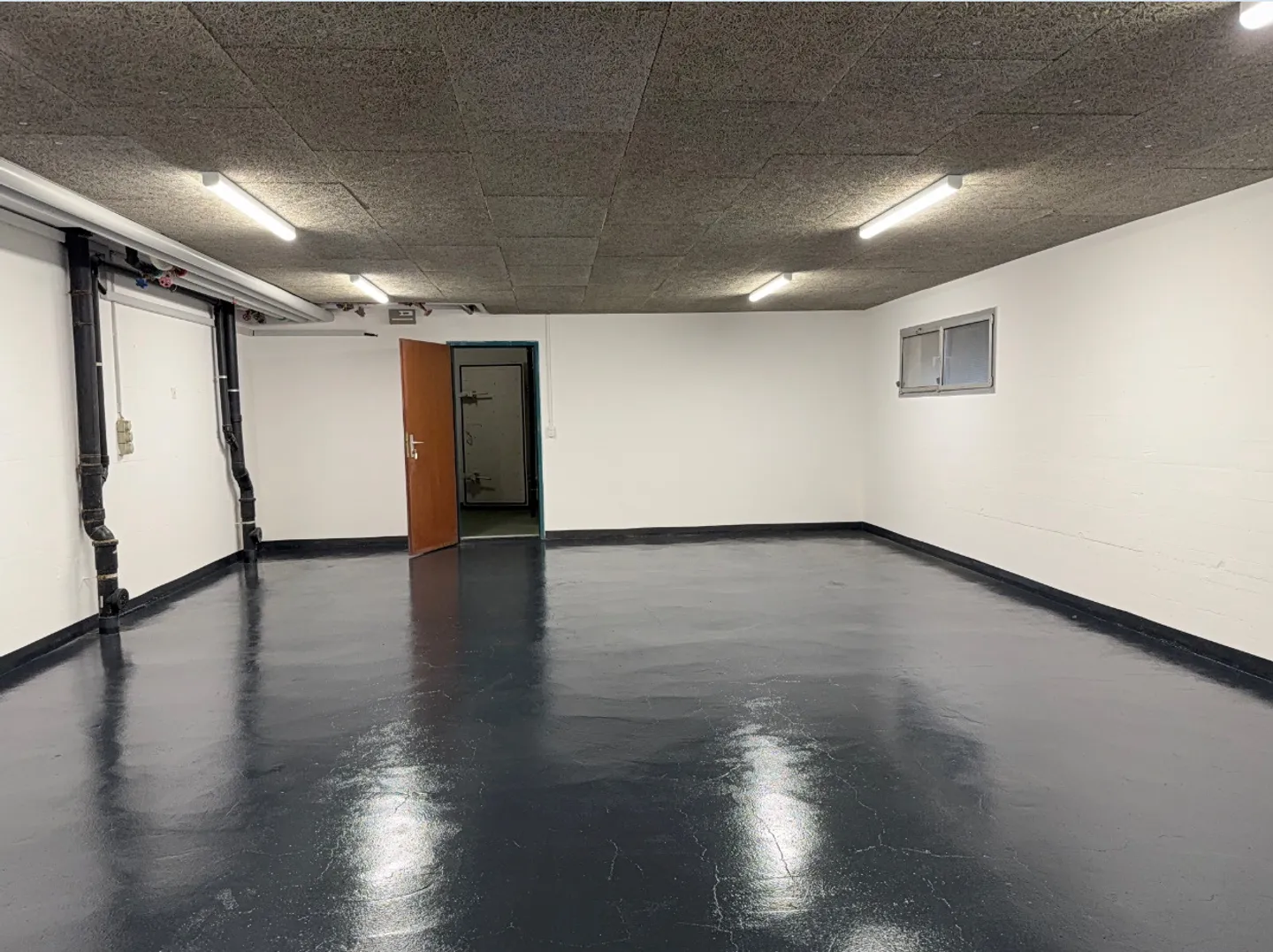 Espace Commercial Spacieux à Louer - Photo 2 sur 3