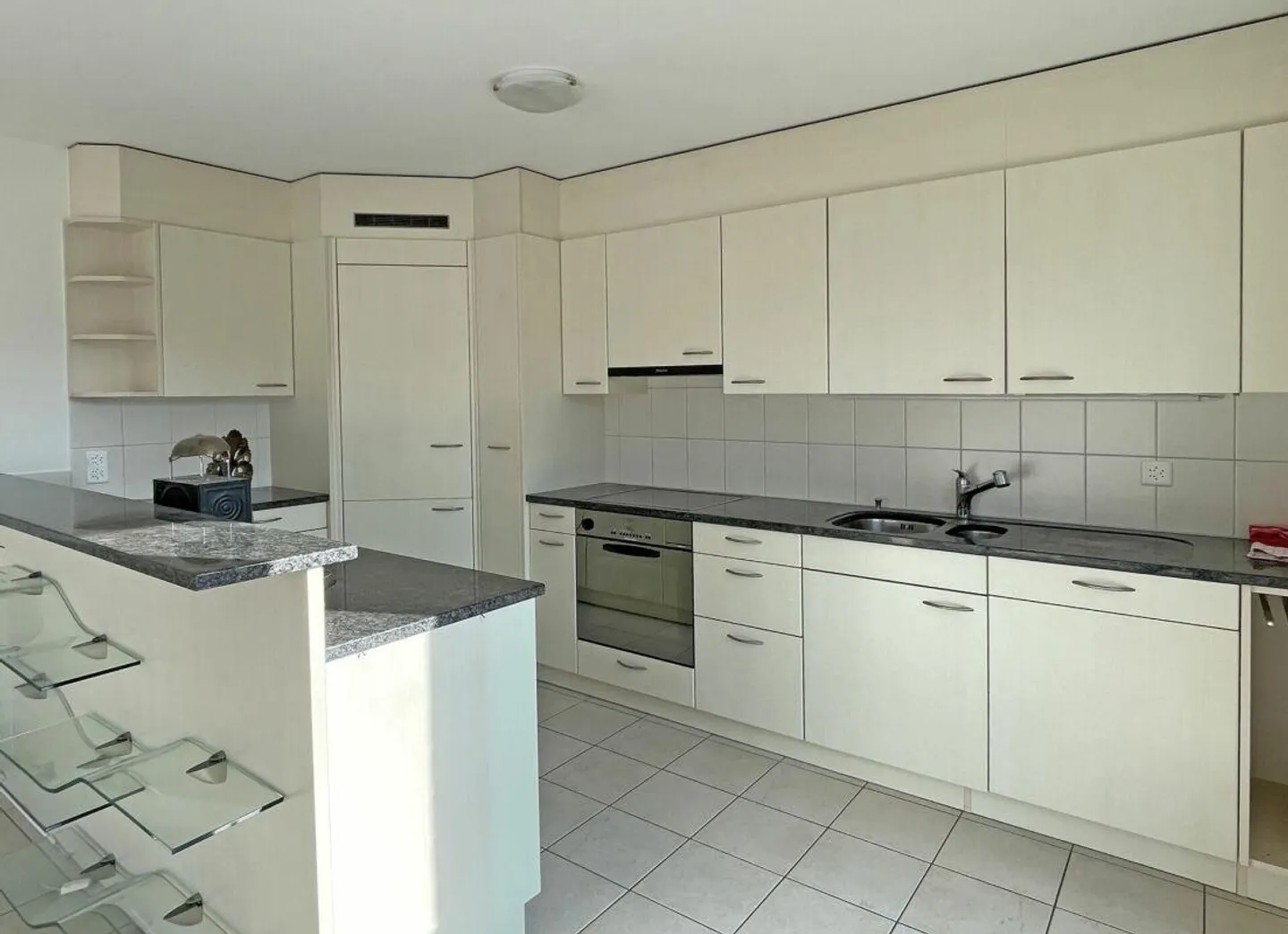 Generous living in a sunny and quiet city location - Photo 3 of 15