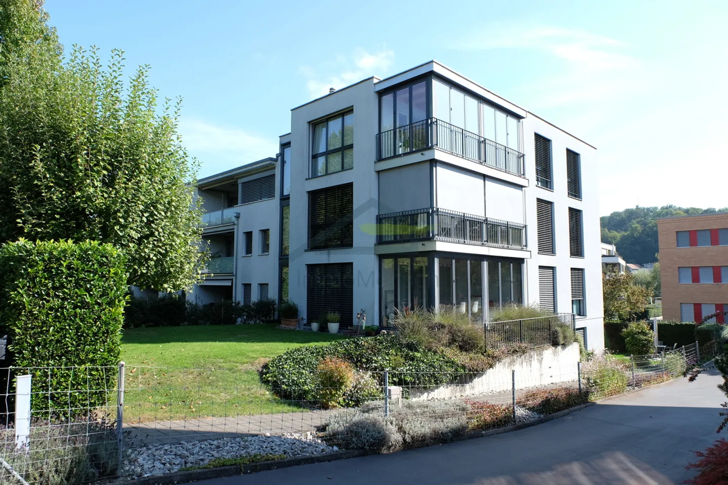 4.5-room garden apartment in a 3-family house in popular Bottmingen - Photo 3 of 10