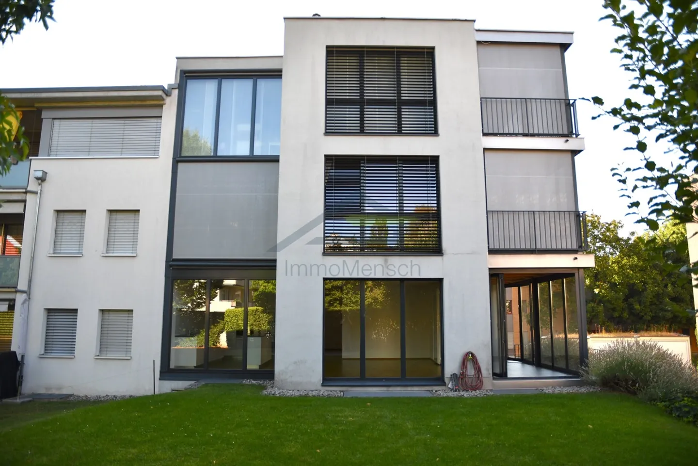 4.5-room garden apartment in a 3-family house in popular Bottmingen - Photo 9 of 10