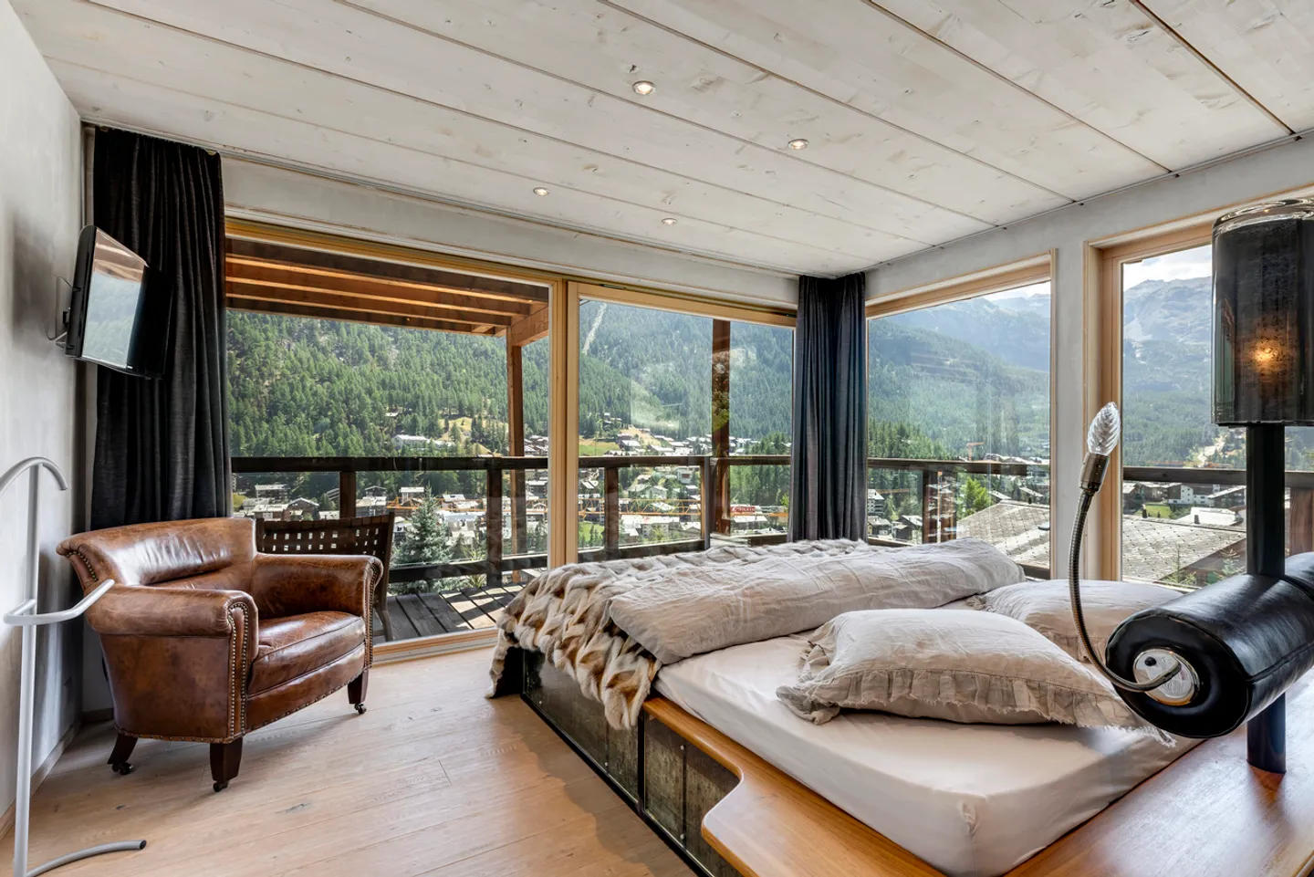 Extraordinary Triplex with Breathtaking Views - Photo 10 of 12