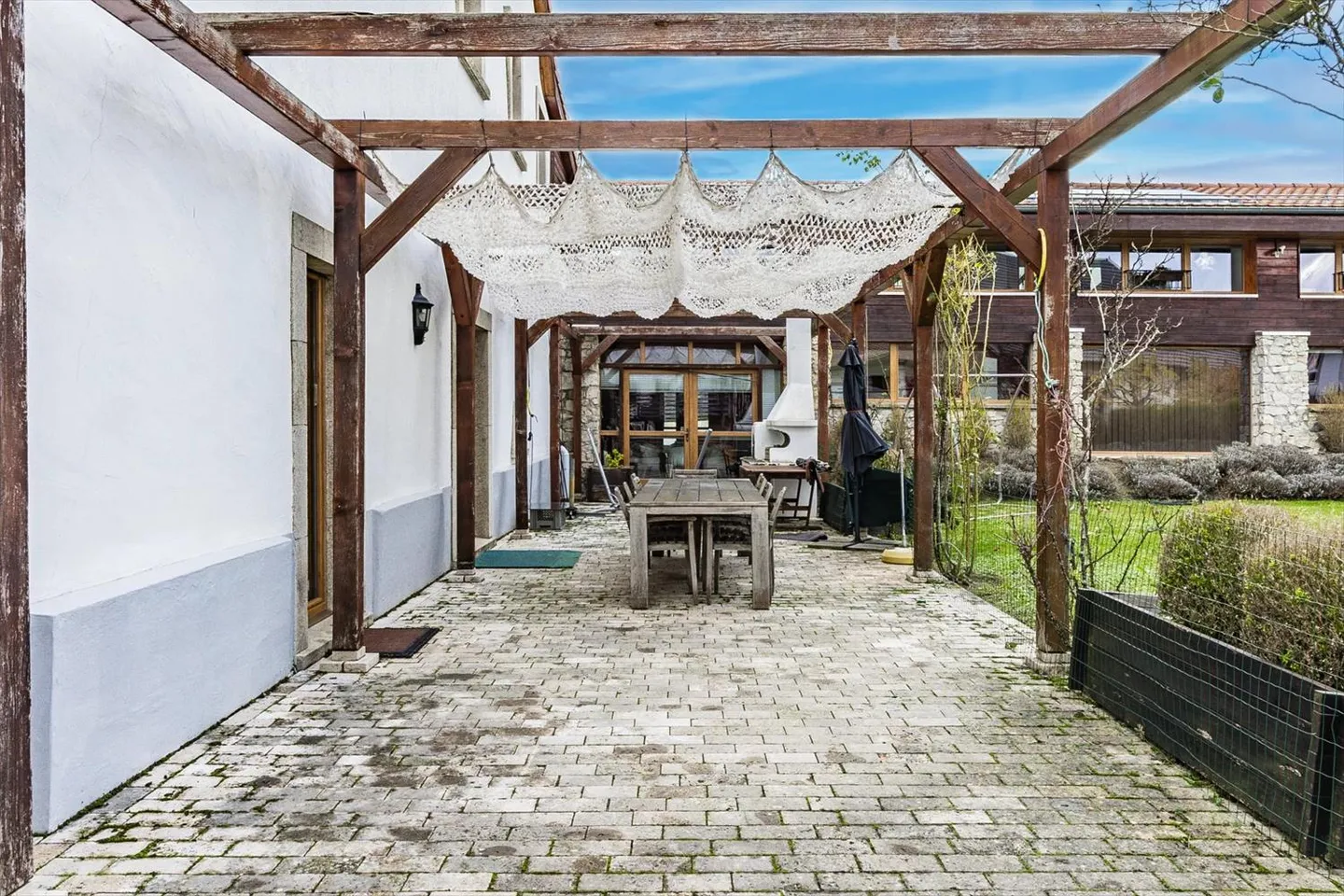 Extraordinary property that combines modernity and rustic authenticity - Photo 4 of 13