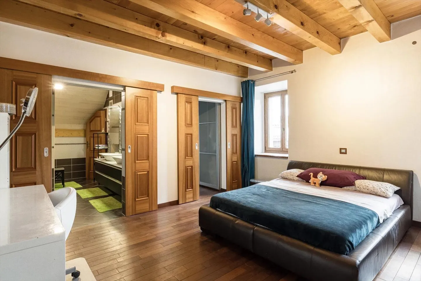 Extraordinary property that combines modernity and rustic authenticity - Photo 5 of 13