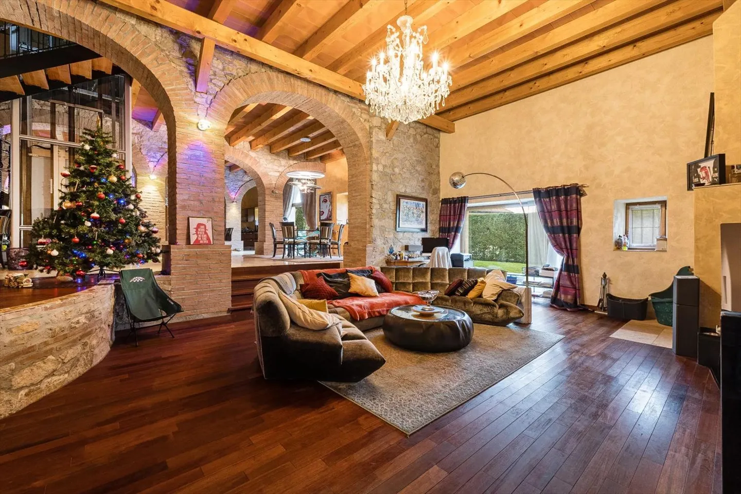 Extraordinary property that combines modernity and rustic authenticity - Photo 9 of 13