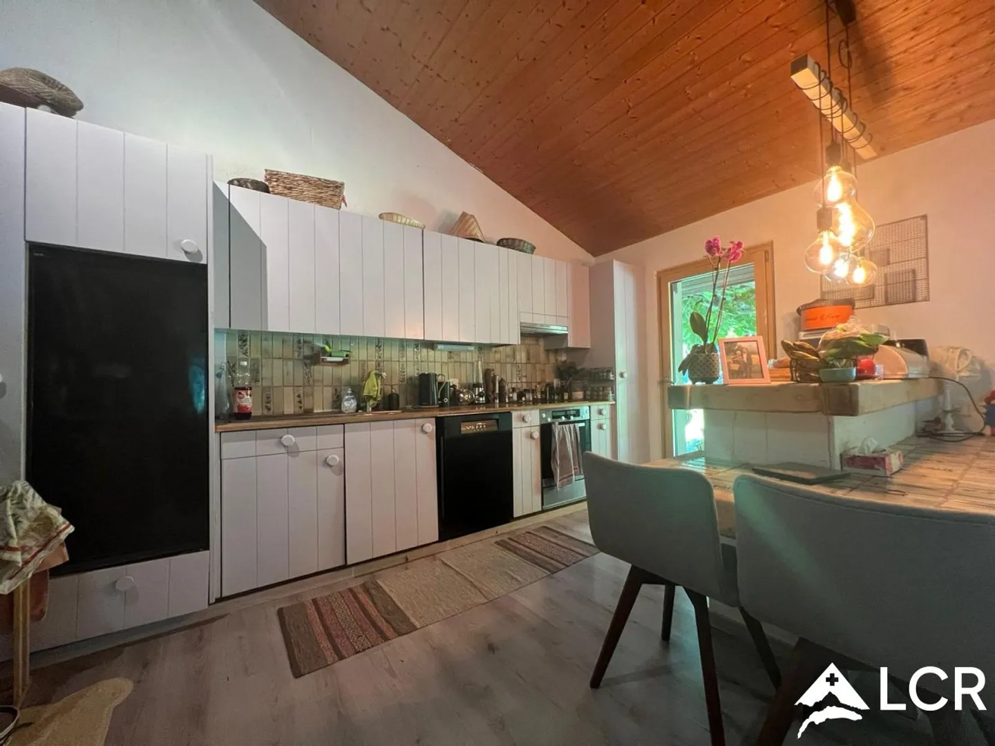 Magnifica casa con 6 stanze / 4 camere da letto / 2 bagni / vasca idromassaggio / giardino alberato e recintato di 1051m² - Foto 3 di 13