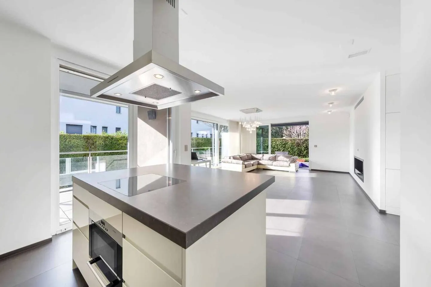 Superb 3.5-room luxury apartment with terrace and garden - Available immediately - Photo 2 of 11