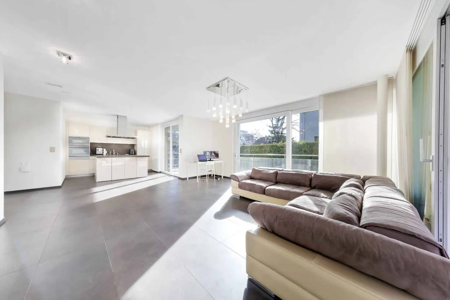 Superb 3.5-room luxury apartment with terrace and garden - Available immediately - Photo 3 of 11