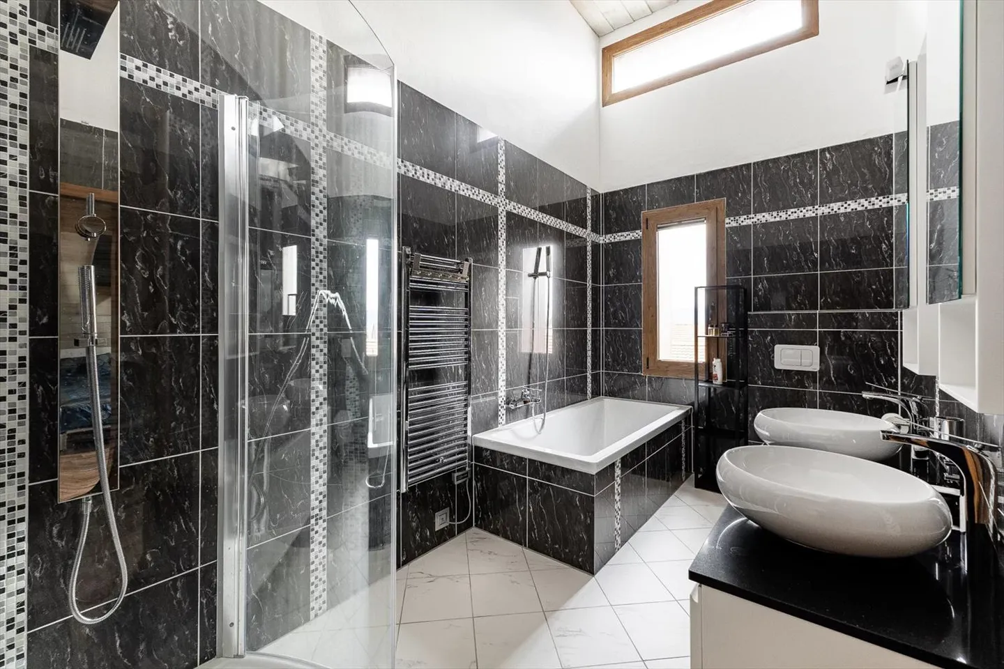 Extraordinary property that combines modernity and rustic authenticity - Photo 2 of 13