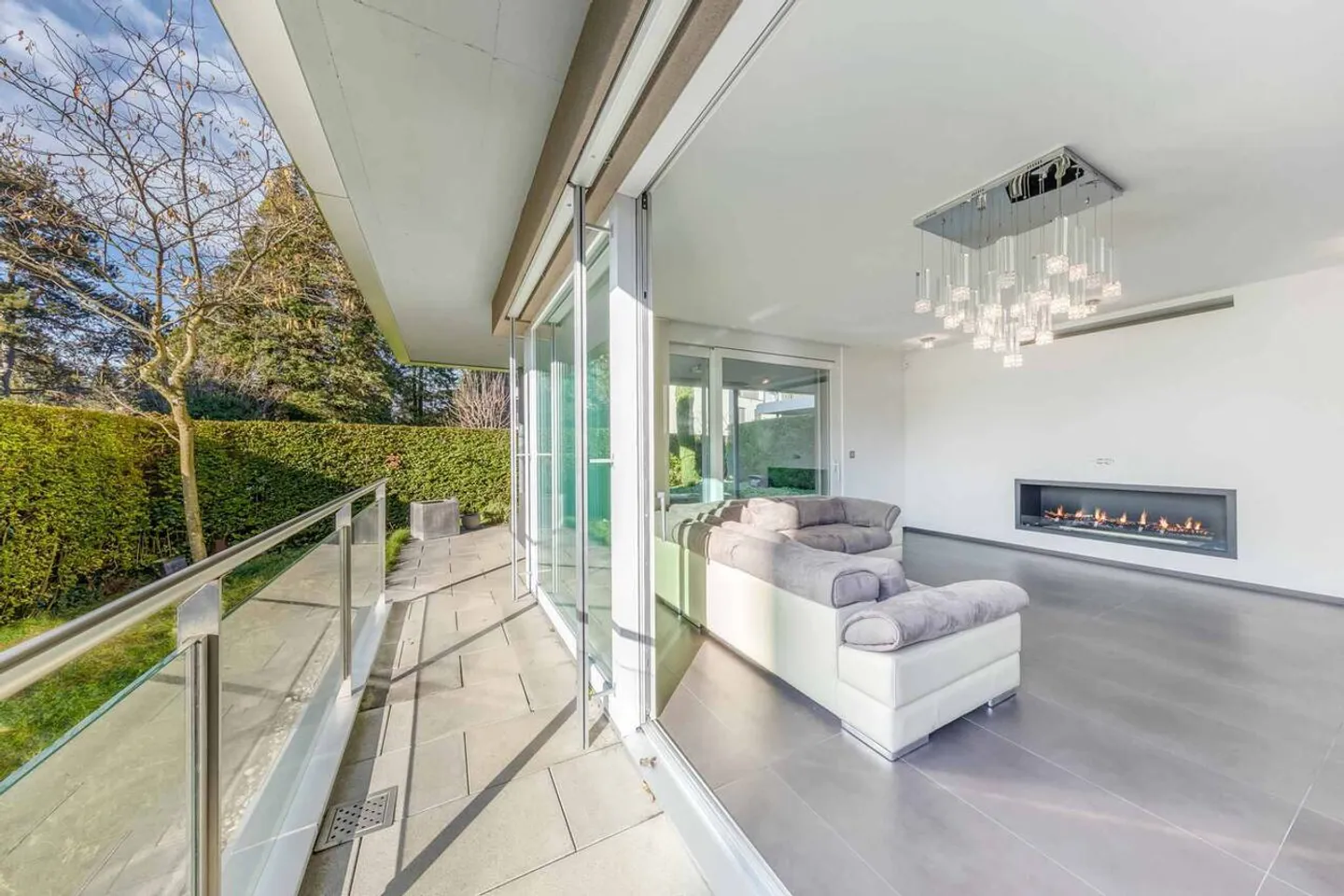 Superb 3.5-room luxury apartment with terrace and garden - Available immediately - Photo 4 of 11