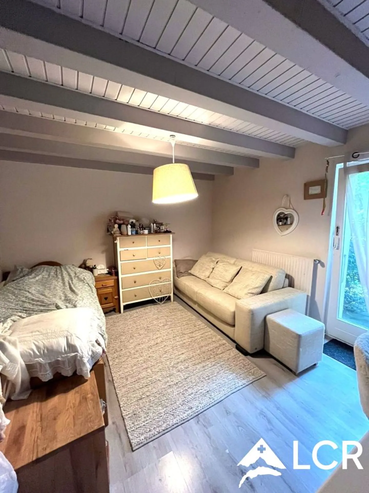 Magnifica casa con 6 stanze / 4 camere da letto / 2 bagni / vasca idromassaggio / giardino alberato e recintato di 1051m² - Foto 8 di 13