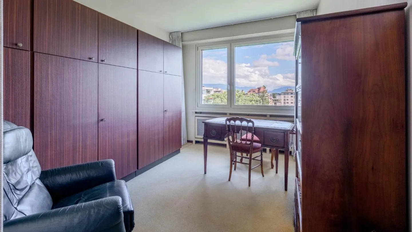 Exclusively - Bright crossing apartment with unobstructed view in the heart of Geneva - Photo 7 of 11