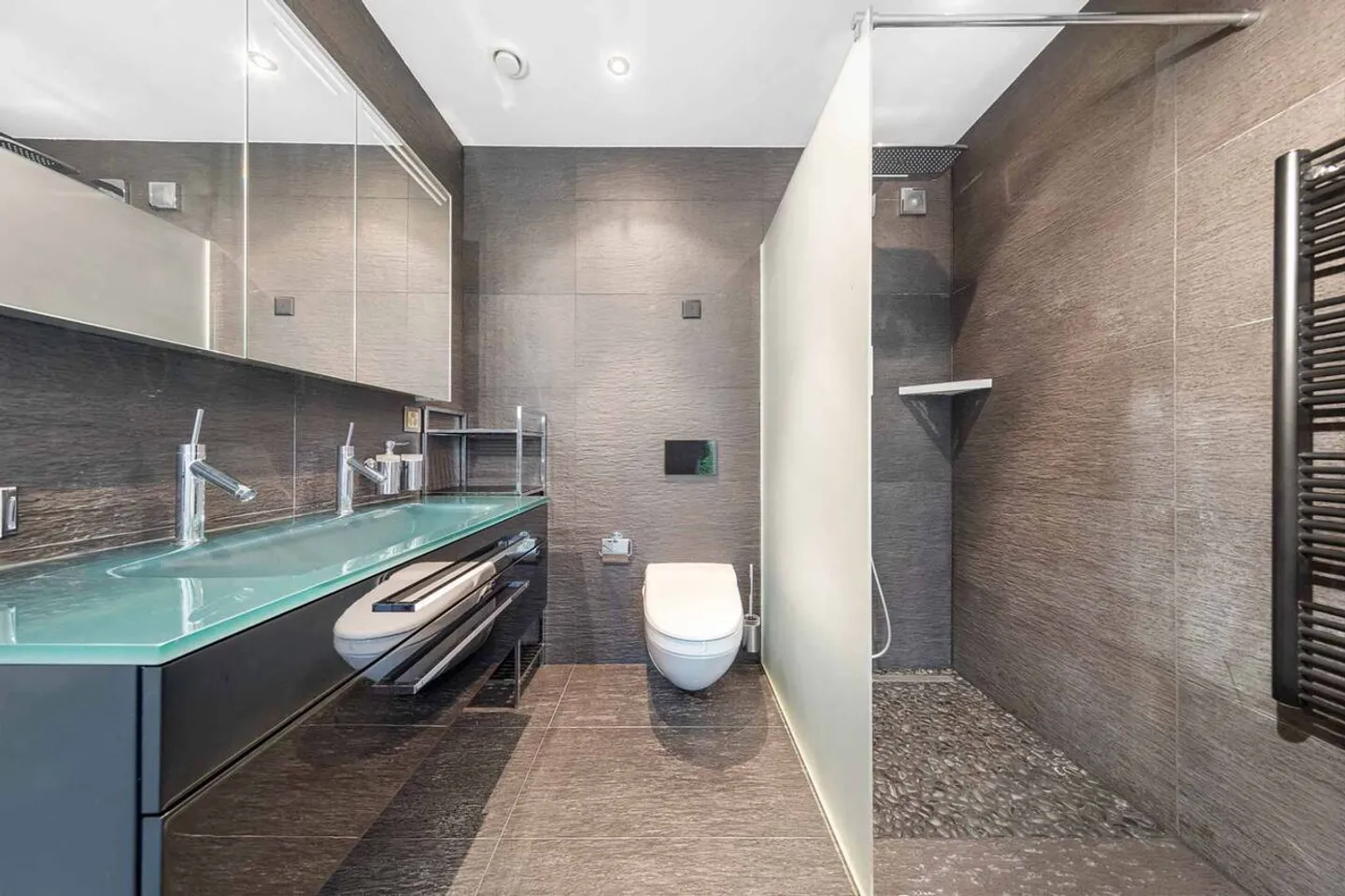 Superb 3.5-room luxury apartment with terrace and garden - Available immediately - Photo 9 of 11